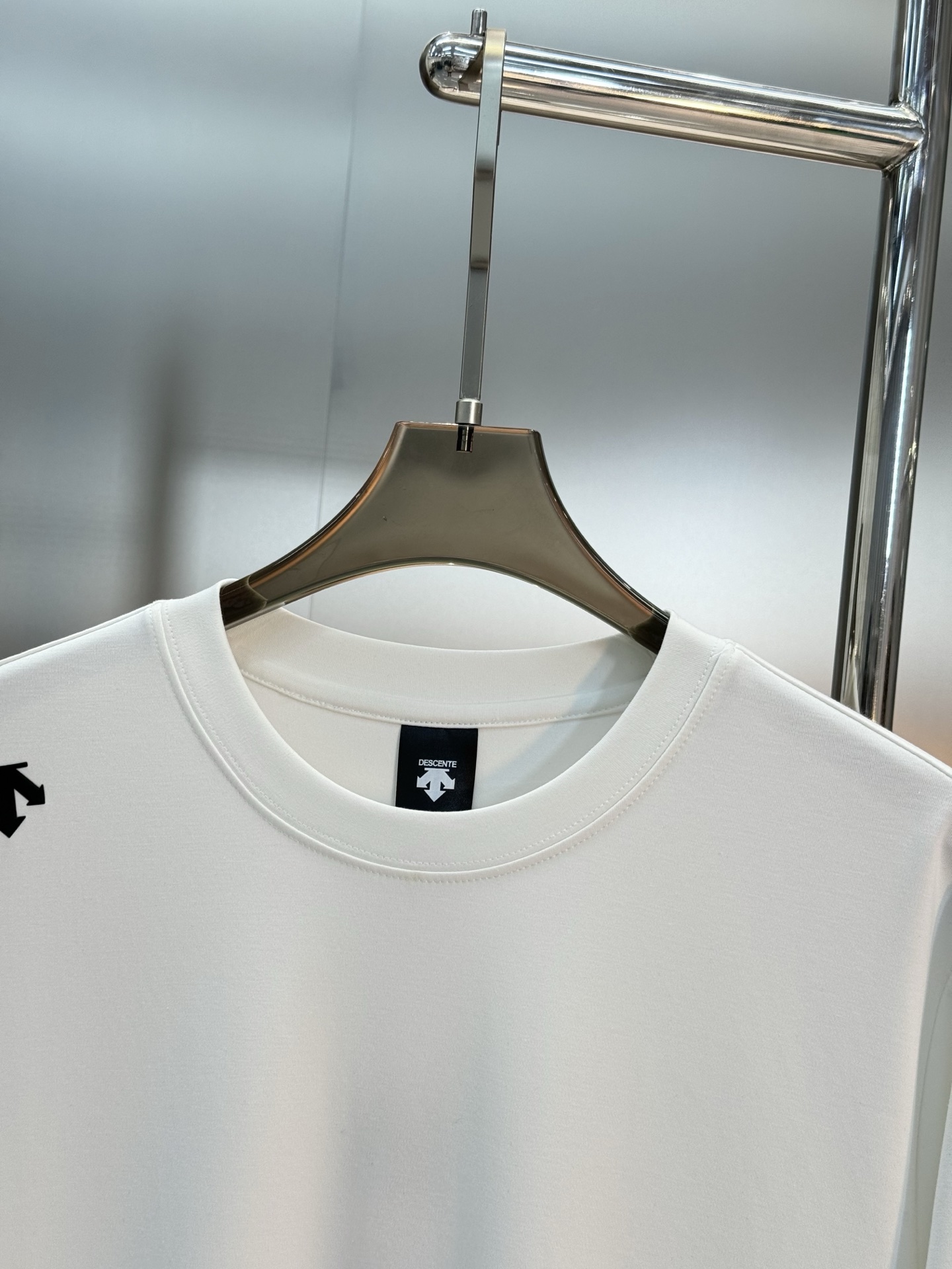 DESCENT*迪桑特RUNNING系列基础款长袖T恤.采用超柔糯莫代尔面料，四向拉伸，柔软舒适.运动时