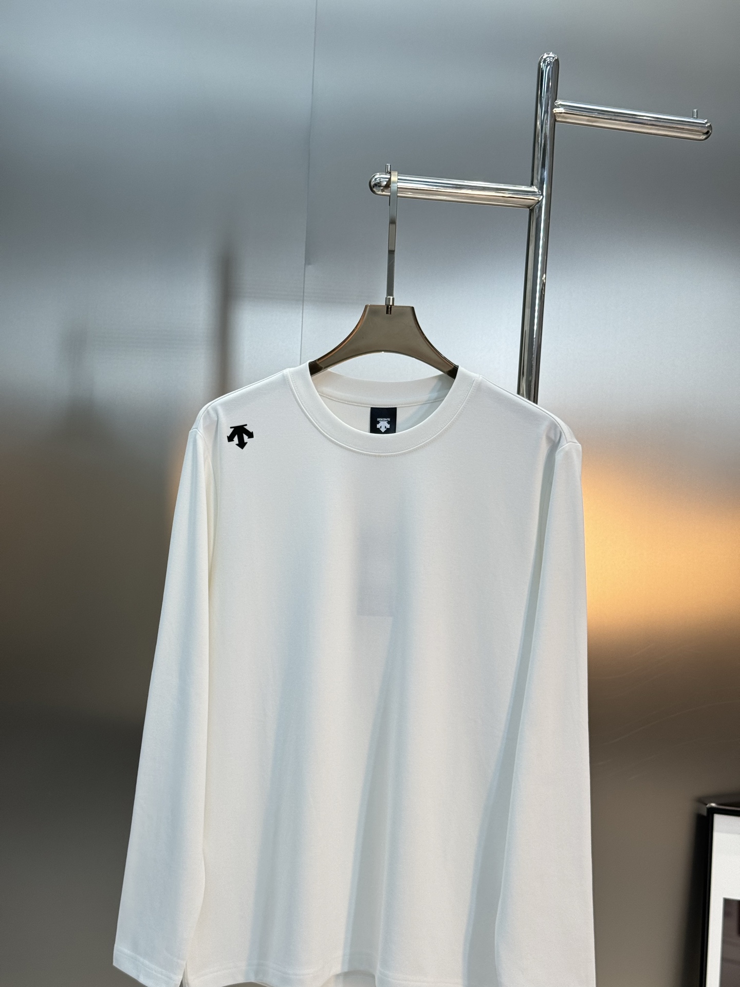 DESCENT*迪桑特RUNNING系列基础款长袖T恤.采用超柔糯莫代尔面料，四向拉伸，柔软舒适.运动时