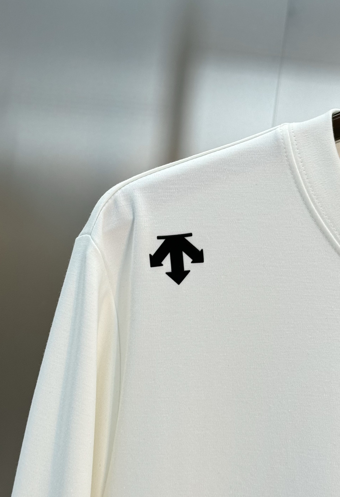 DESCENT*迪桑特RUNNING系列基础款长袖T恤.采用超柔糯莫代尔面料，四向拉伸，柔软舒适.运动时