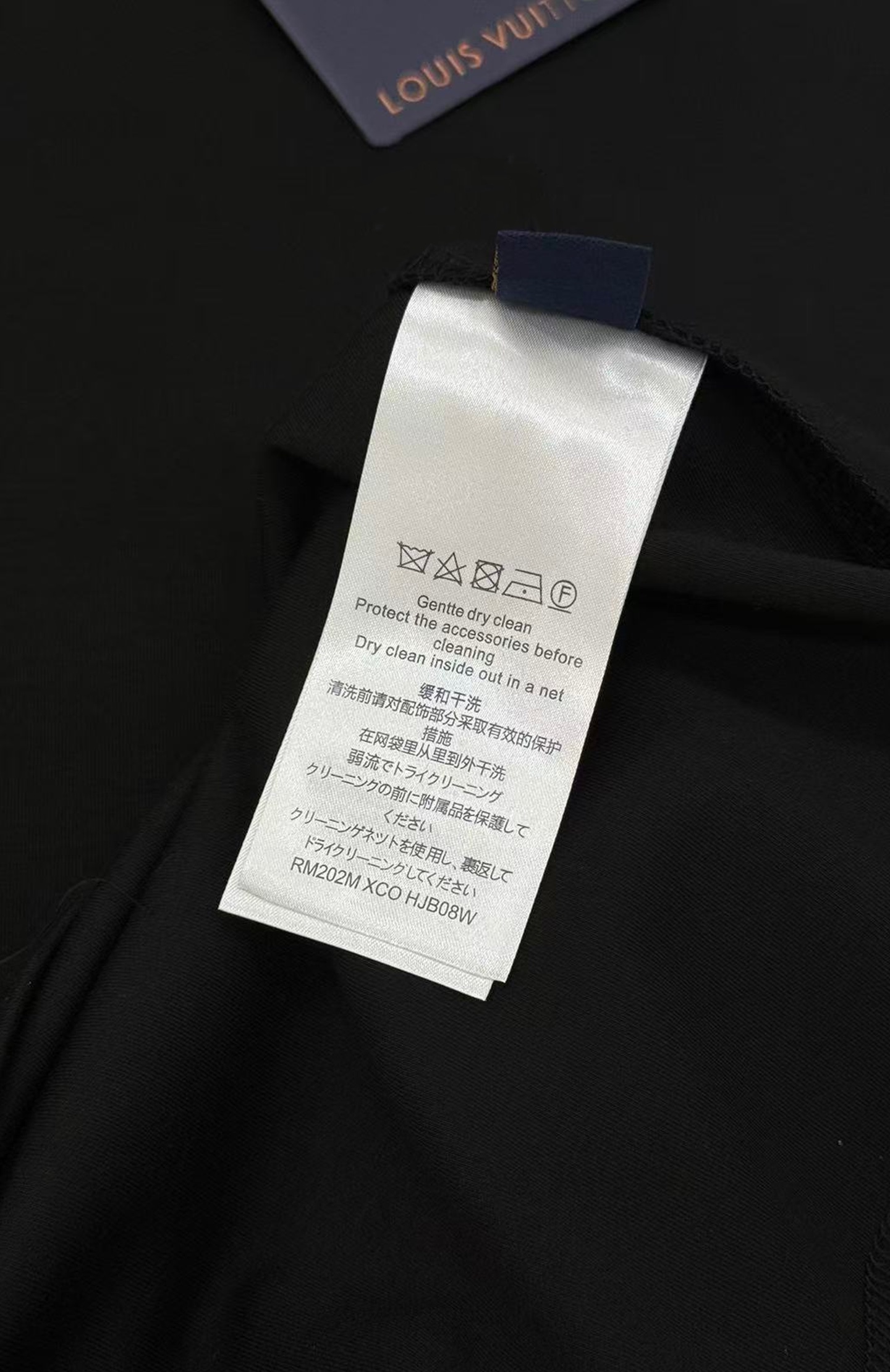 驴牌*LVx Nigo联名新品长袖T恤.LV与日本潮流大师Nigo联名T恤，灵感融合日式街头与法式经典，