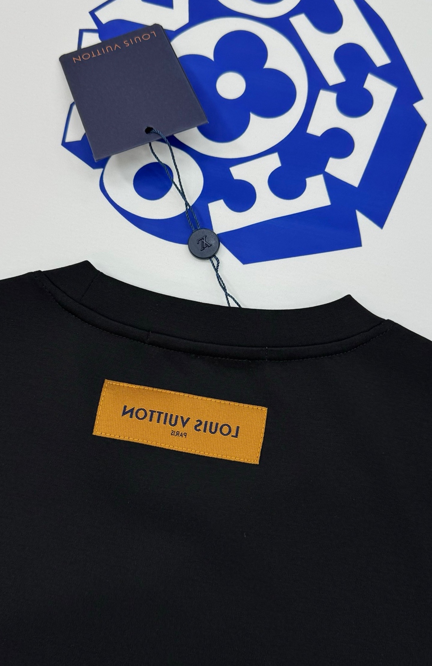 驴牌*LVx Nigo联名新品长袖T恤.LV与日本潮流大师Nigo联名T恤，灵感融合日式街头与法式经典，