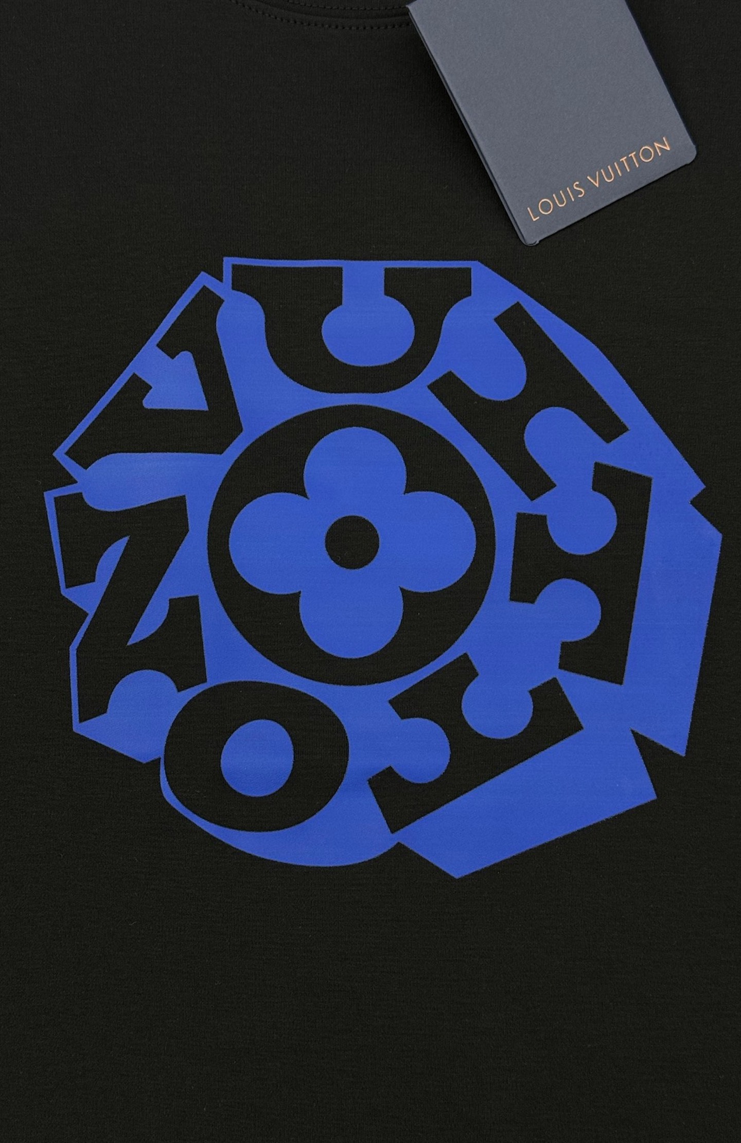 驴牌*LVx Nigo联名新品长袖T恤.LV与日本潮流大师Nigo联名T恤，灵感融合日式街头与法式经典，