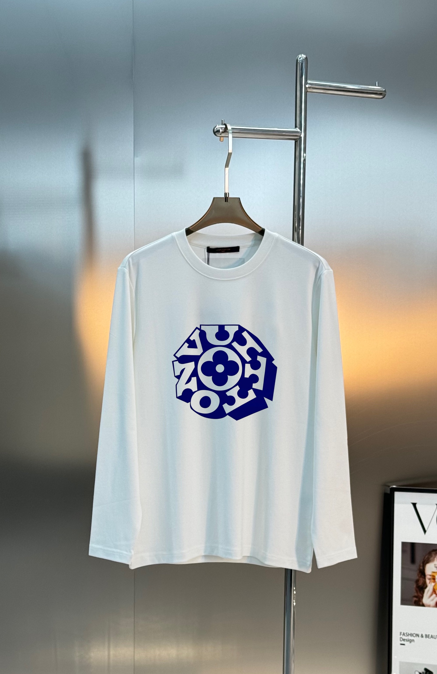 驴牌*LVx Nigo联名新品长袖T恤.LV与日本潮流大师Nigo联名T恤，灵感融合日式街头与法式经典，