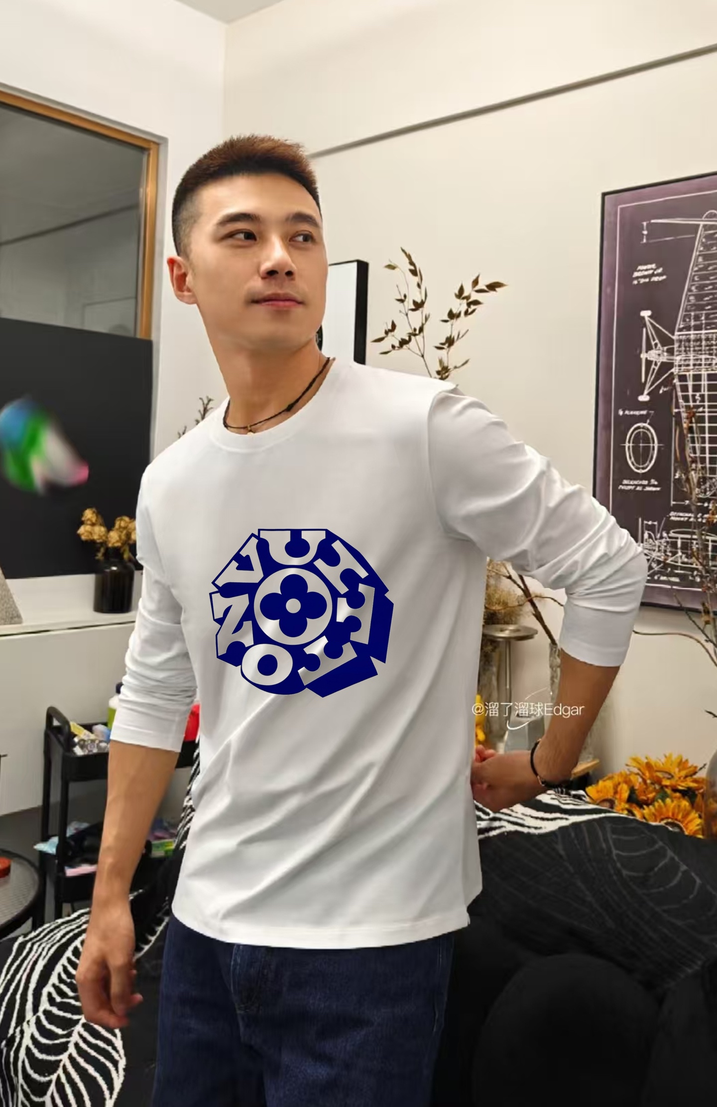 驴牌*LVx Nigo联名新品长袖T恤.LV与日本潮流大师Nigo联名T恤，灵感融合日式街头与法式经典，