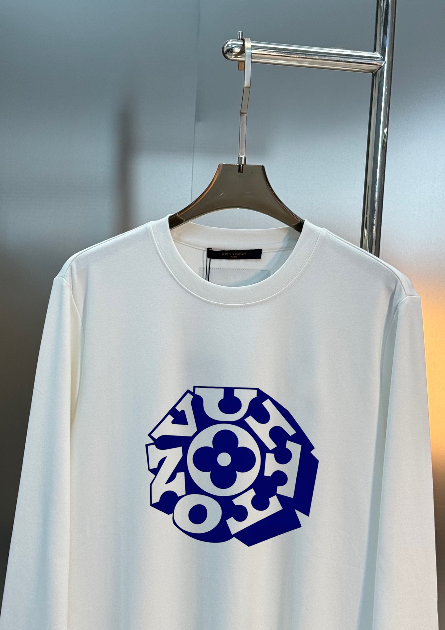 驴牌*LVx Nigo联名新品长袖T恤.LV与日本潮流大师Nigo联名T恤，灵感融合日式街头与法式经典，