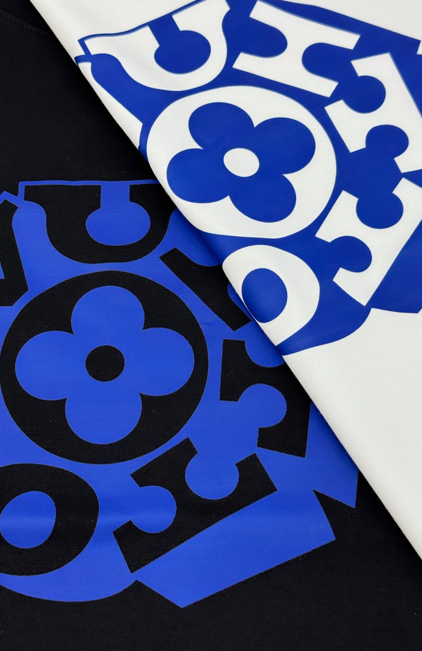 驴牌*LVx Nigo联名新品长袖T恤.LV与日本潮流大师Nigo联名T恤，灵感融合日式街头与法式经典，