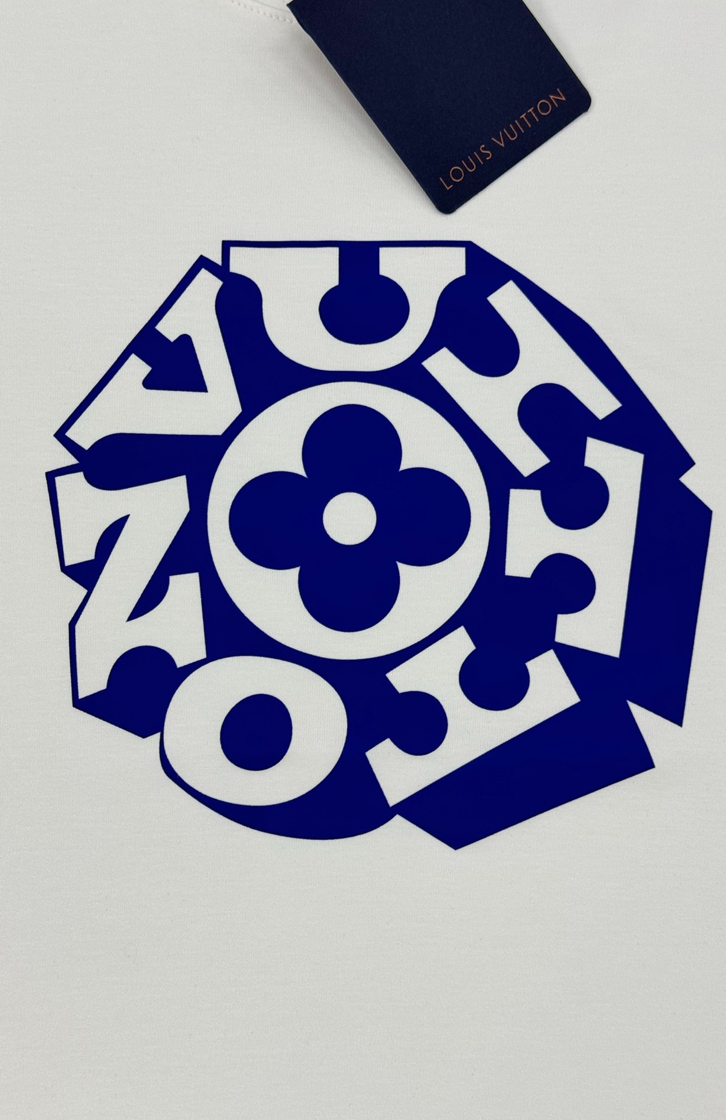 驴牌*LVx Nigo联名新品长袖T恤.LV与日本潮流大师Nigo联名T恤，灵感融合日式街头与法式经典，