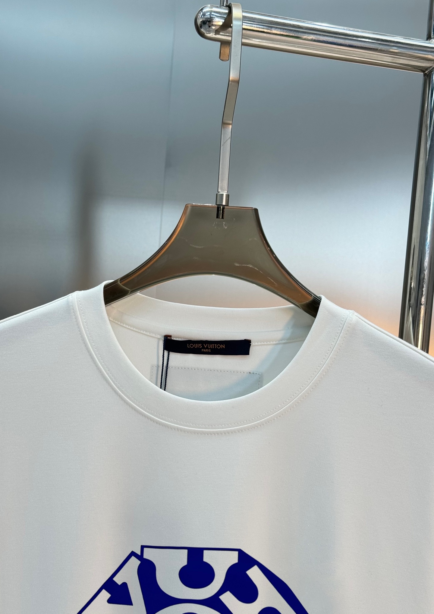 驴牌*LVx Nigo联名新品长袖T恤.LV与日本潮流大师Nigo联名T恤，灵感融合日式街头与法式经典，