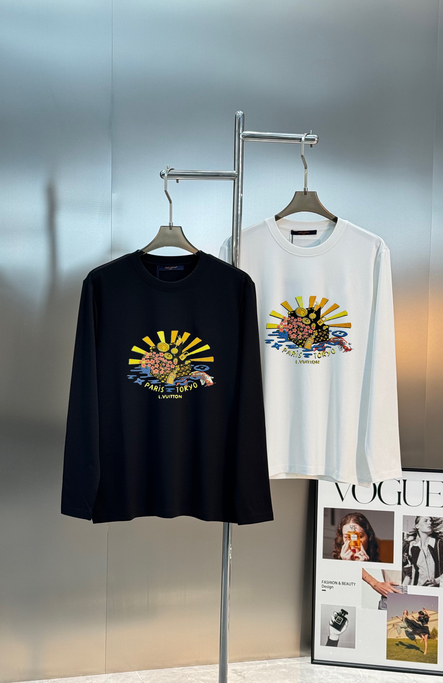 驴牌*新款莫代尔长袖T恤. 新品以复杂图形描绘朝气蓬勃的美景，lv老花包品牌元素的妙趣融合。甄选优质有机