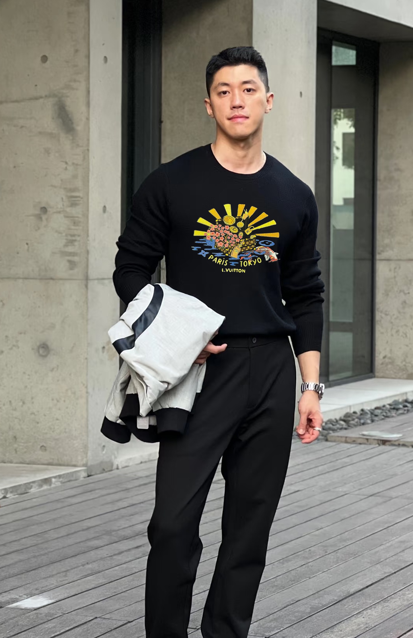 驴牌*新款莫代尔长袖T恤. 新品以复杂图形描绘朝气蓬勃的美景，lv老花包品牌元素的妙趣融合。甄选优质有机