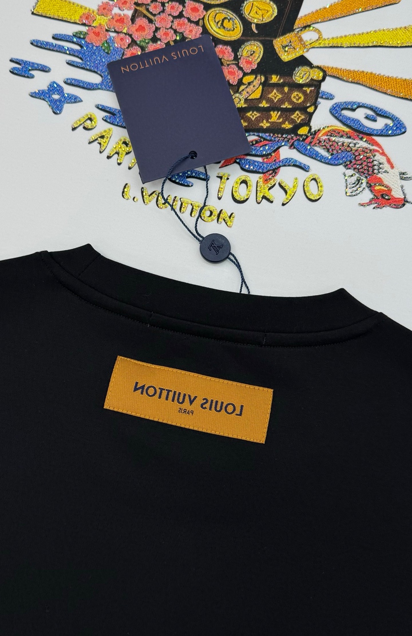 驴牌*新款莫代尔长袖T恤. 新品以复杂图形描绘朝气蓬勃的美景，lv老花包品牌元素的妙趣融合。甄选优质有机