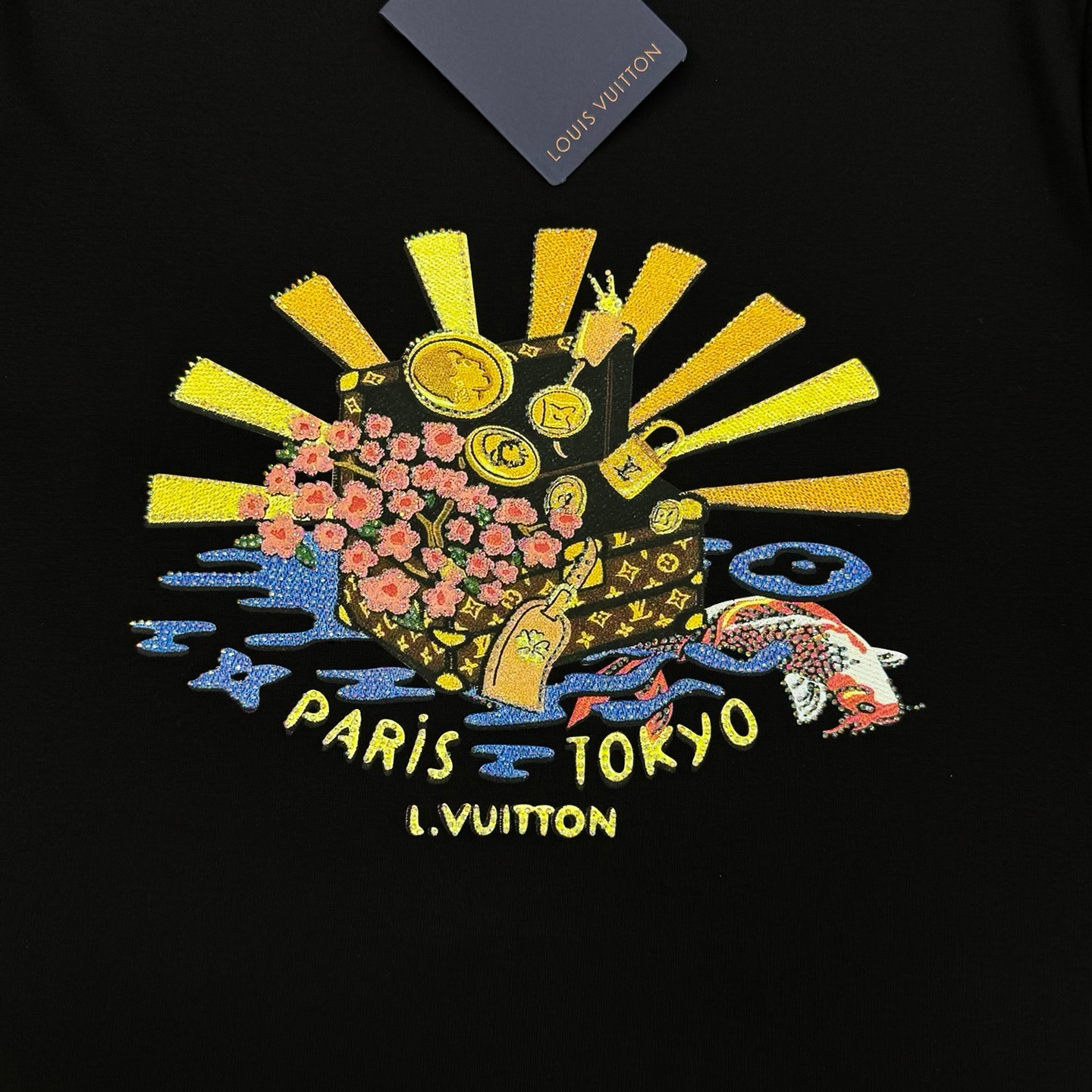 驴牌*新款莫代尔长袖T恤. 新品以复杂图形描绘朝气蓬勃的美景，lv老花包品牌元素的妙趣融合。甄选优质有机