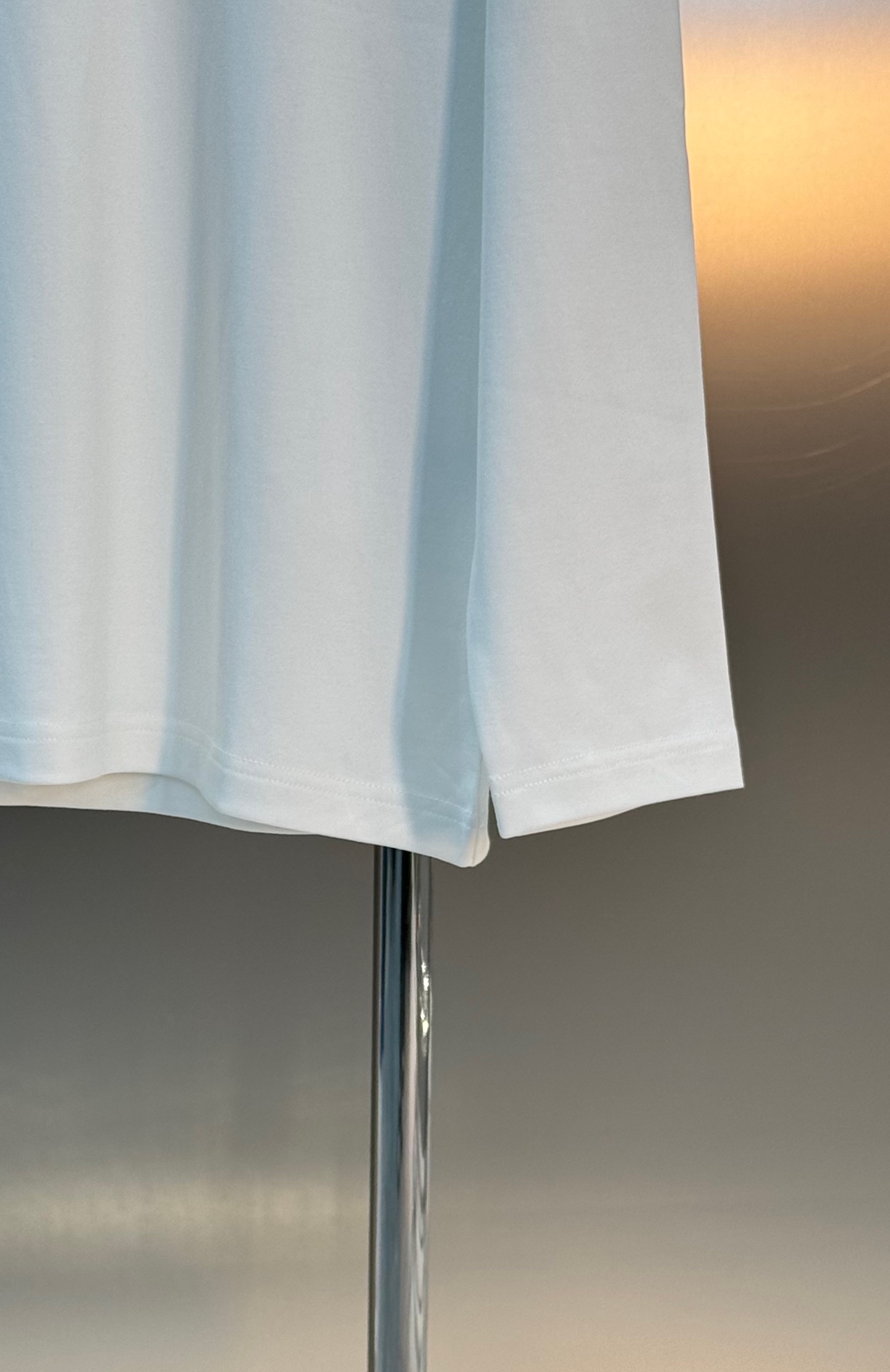 驴牌*新款莫代尔长袖T恤. 新品以复杂图形描绘朝气蓬勃的美景，lv老花包品牌元素的妙趣融合。甄选优质有机