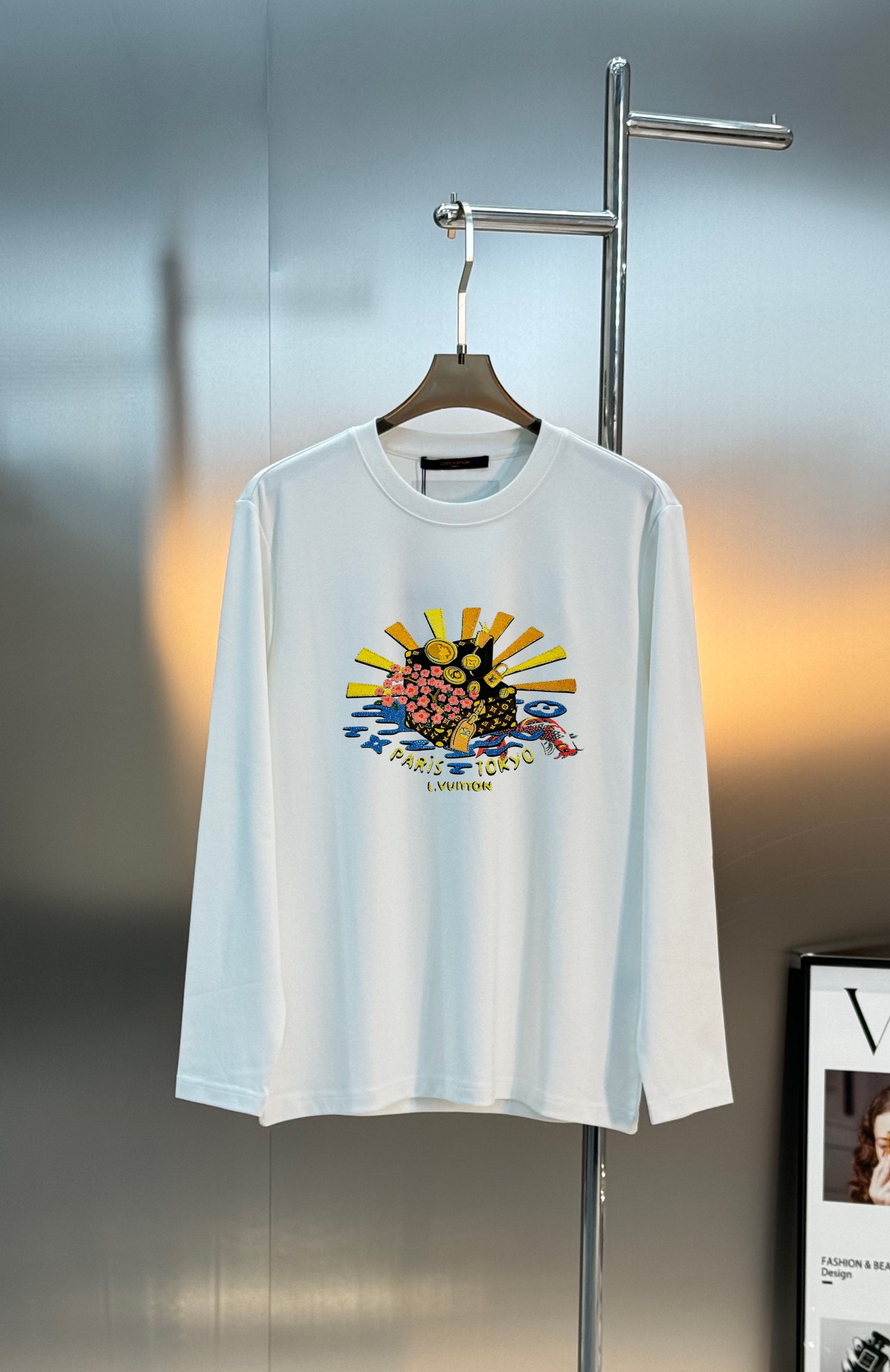 驴牌*新款莫代尔长袖T恤. 新品以复杂图形描绘朝气蓬勃的美景，lv老花包品牌元素的妙趣融合。甄选优质有机