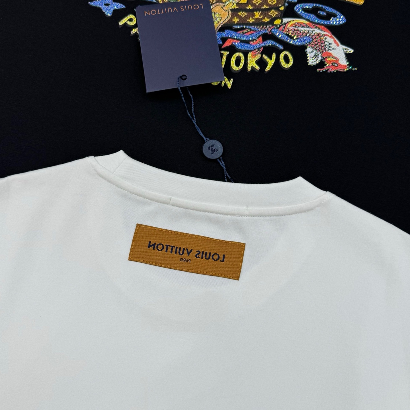 驴牌*新款莫代尔长袖T恤. 新品以复杂图形描绘朝气蓬勃的美景，lv老花包品牌元素的妙趣融合。甄选优质有机