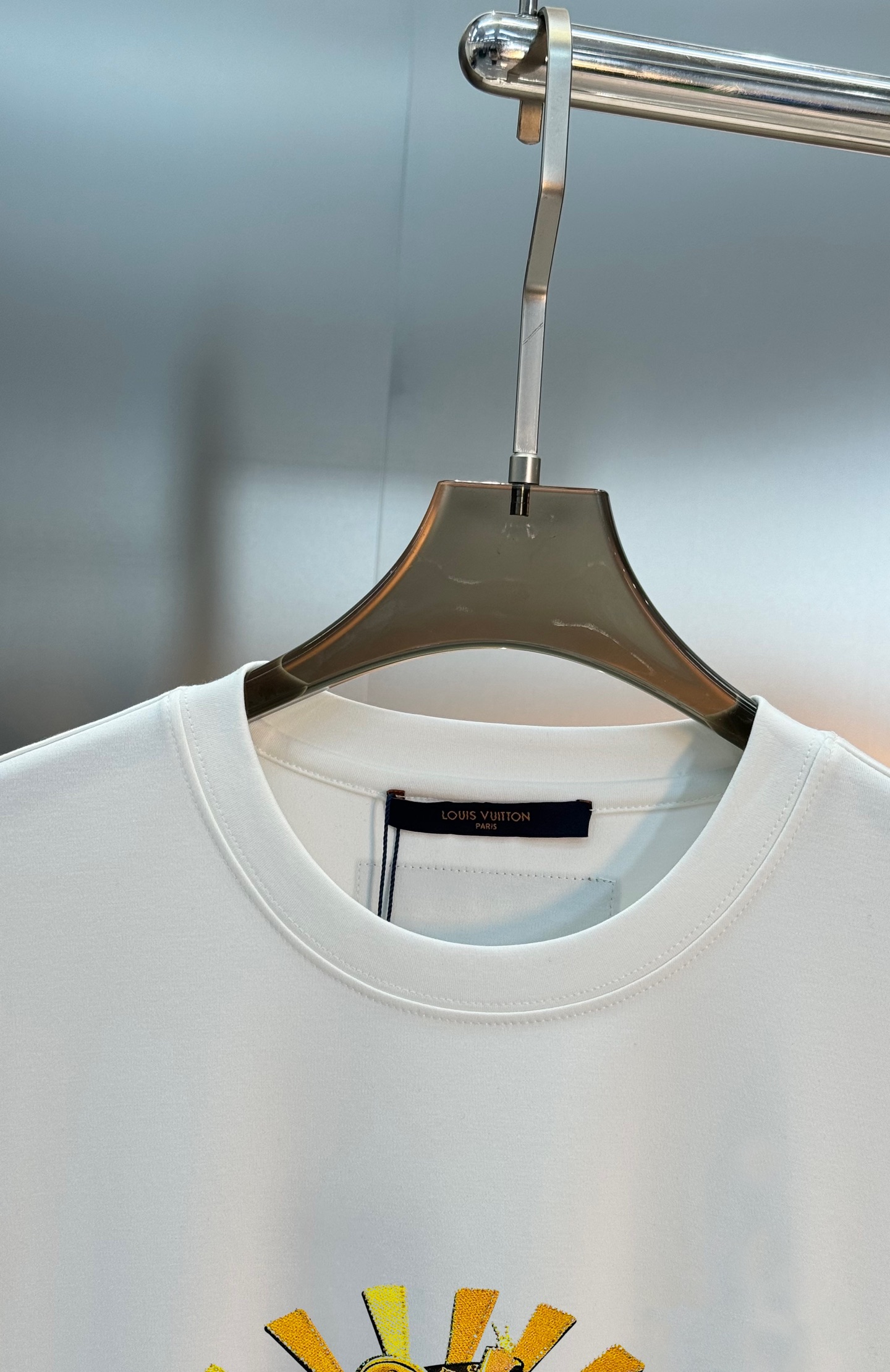 驴牌*新款莫代尔长袖T恤. 新品以复杂图形描绘朝气蓬勃的美景，lv老花包品牌元素的妙趣融合。甄选优质有机