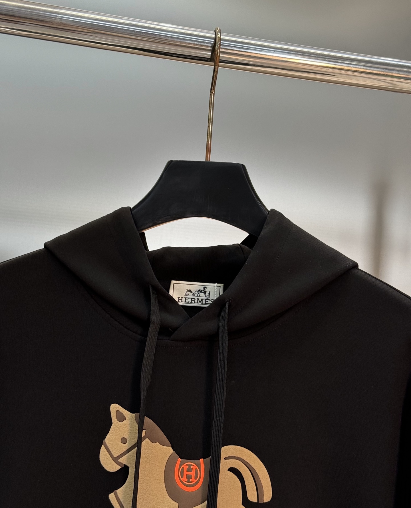 Hermès爱马仕新款连帽卫衣，棉莫柔软棉质面料，舒适又保暖，日常穿搭超百搭!正面有经典“HERMÈS 