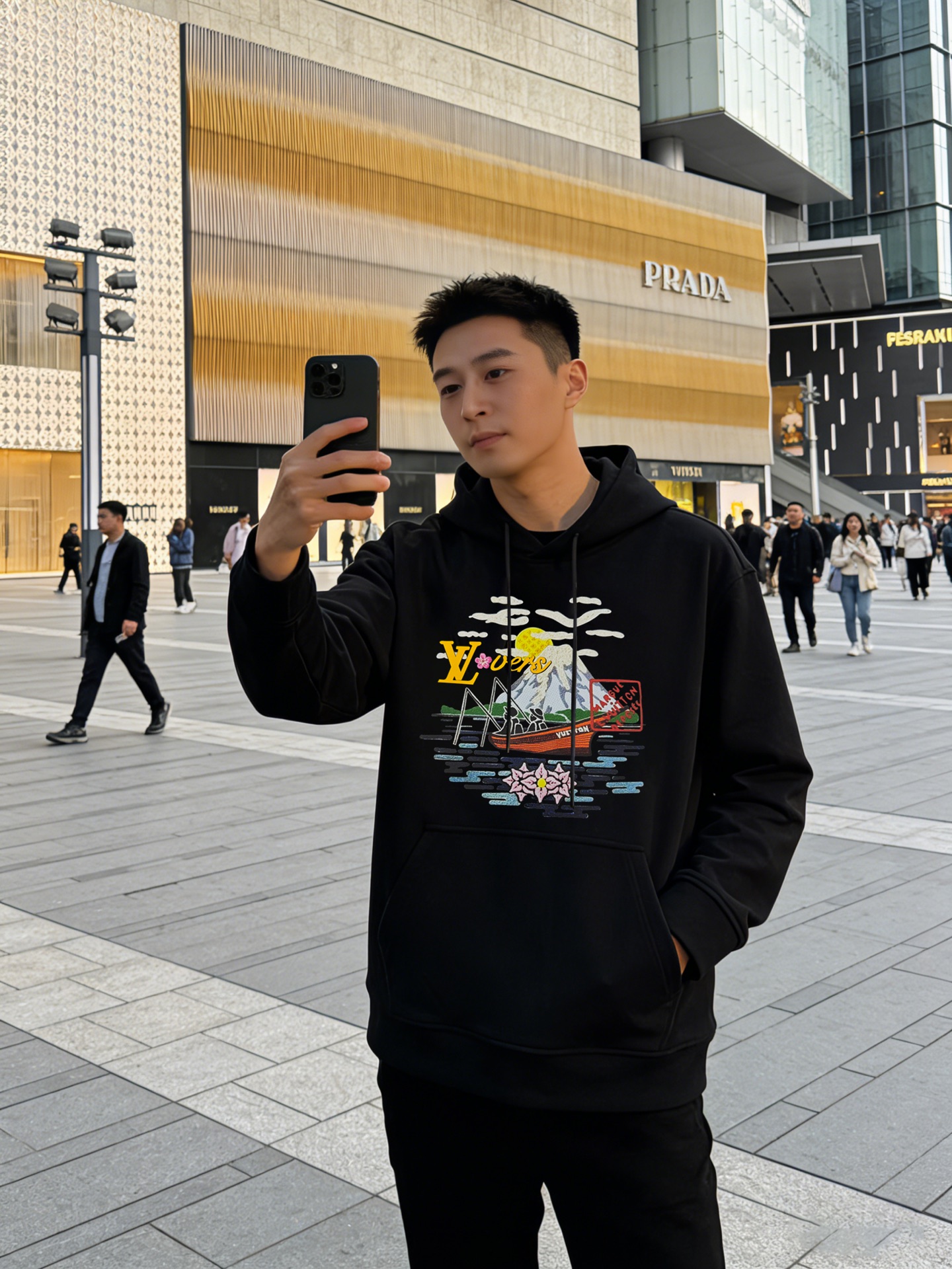 驴牌新款连帽卫衣，男女同款！采用380g天丝棉质面料，柔软舒适，日常穿着超友好!正面彩色立体印花+经典L