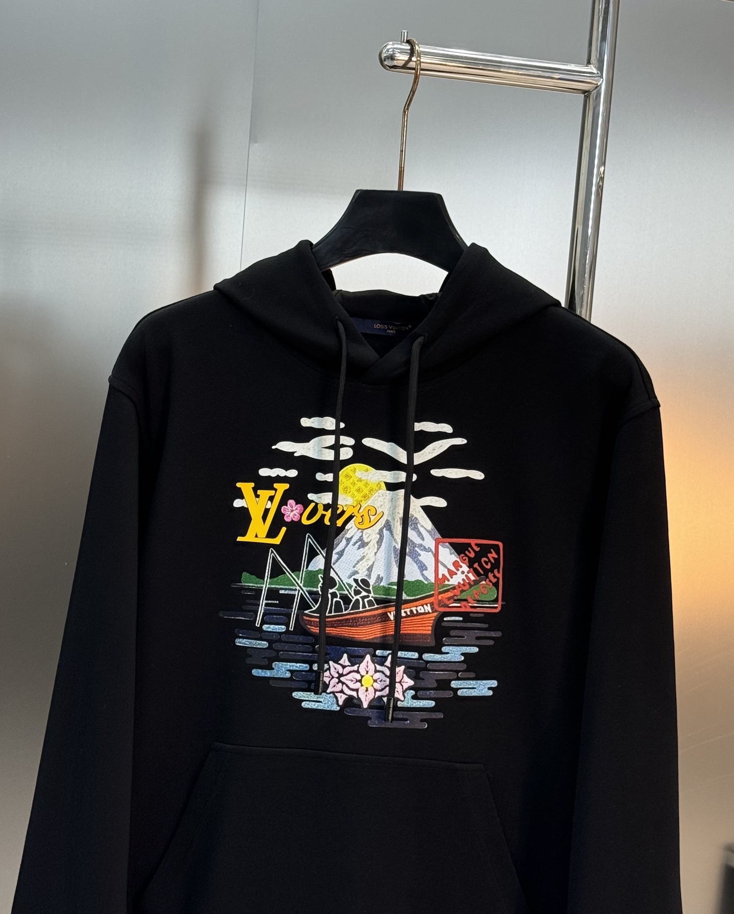 驴牌新款连帽卫衣，男女同款！采用380g天丝棉质面料，柔软舒适，日常穿着超友好!正面彩色立体印花+经典L