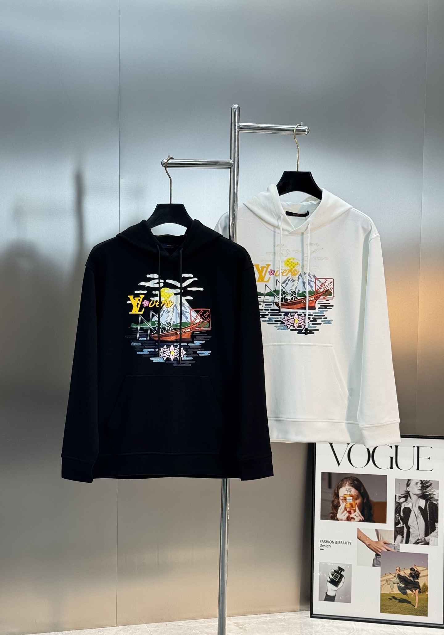 驴牌新款连帽卫衣，男女同款！采用380g天丝棉质面料，柔软舒适，日常穿着超友好!正面彩色立体印花+经典L