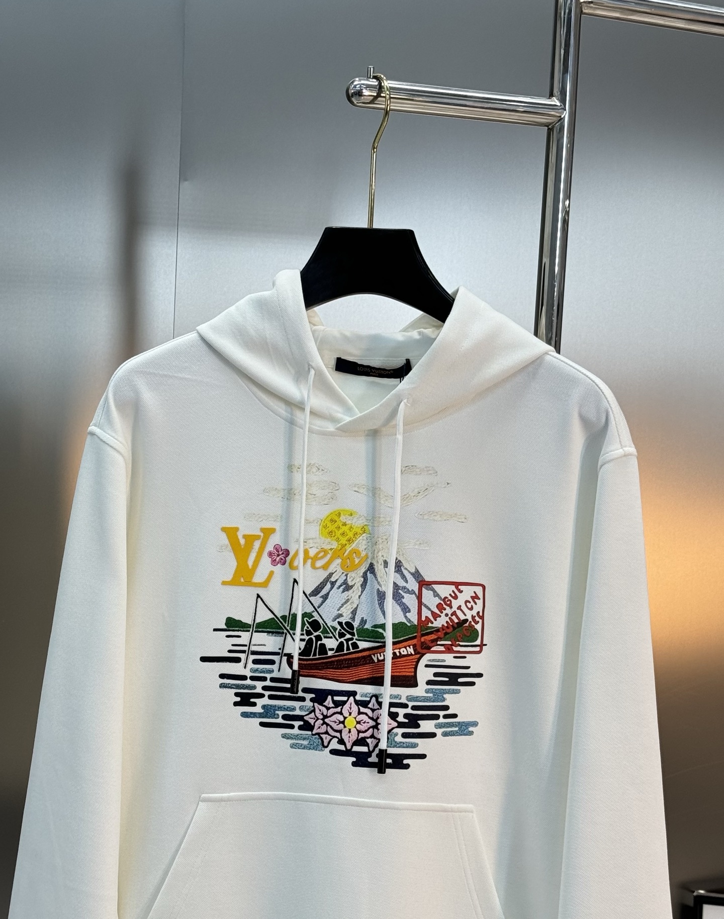 驴牌新款连帽卫衣，男女同款！采用380g天丝棉质面料，柔软舒适，日常穿着超友好!正面彩色立体印花+经典L