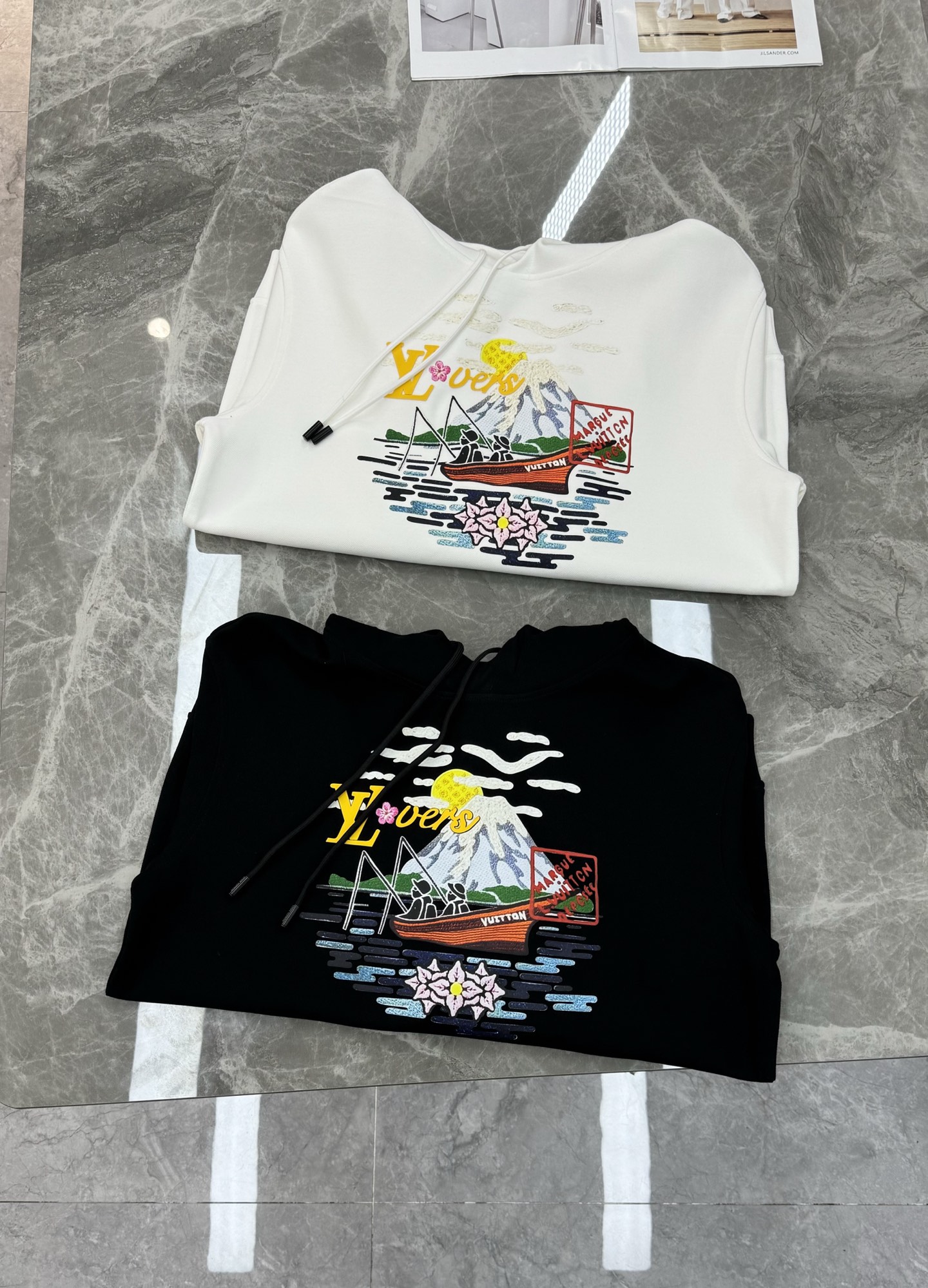 驴牌新款连帽卫衣，男女同款！采用380g天丝棉质面料，柔软舒适，日常穿着超友好!正面彩色立体印花+经典L