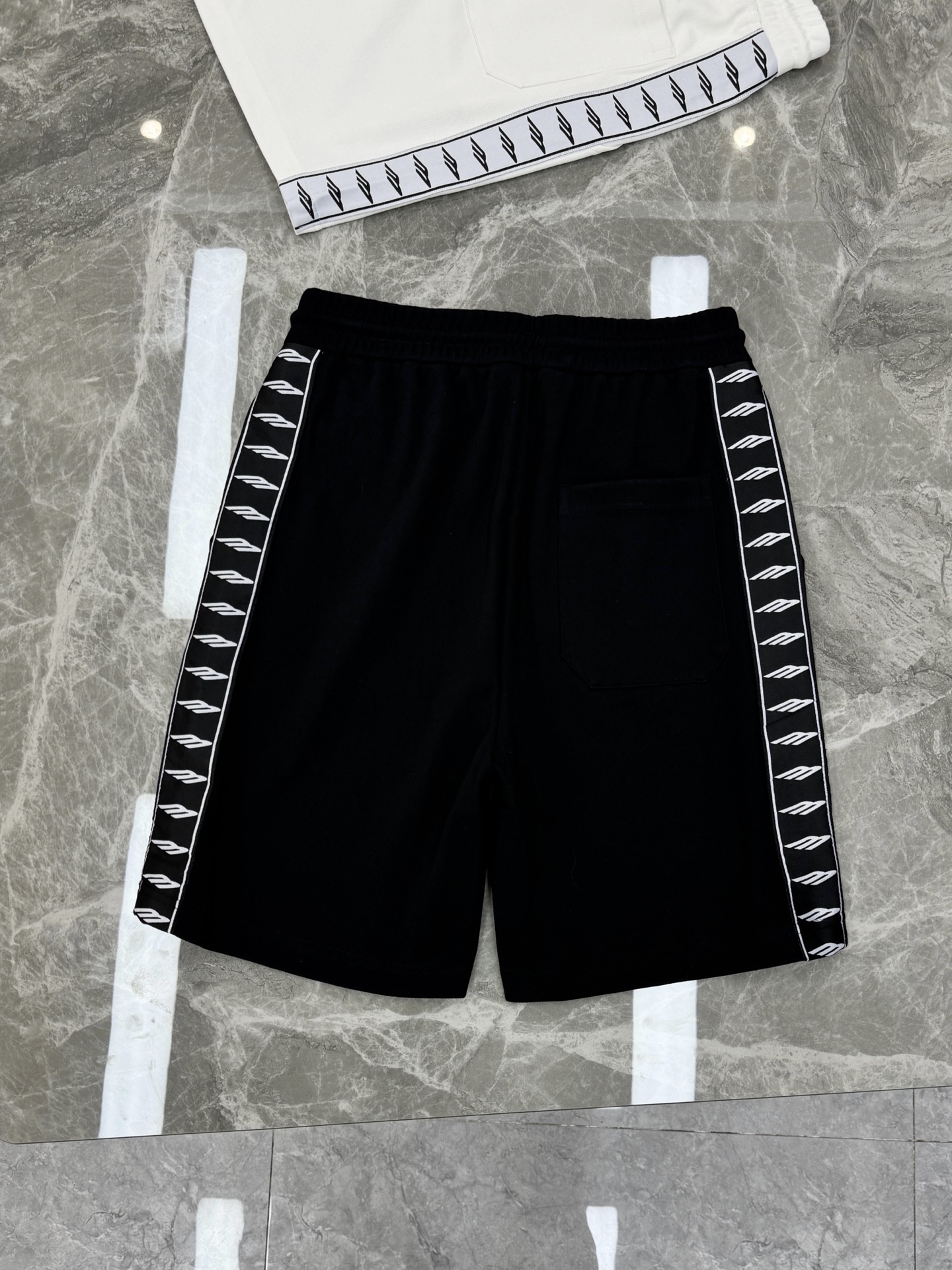 Balenciaga巴黎世家新品织带五分运动短裤.可成套搭配.侧身采用织带设计，甄选天丝面料.轻薄透气，