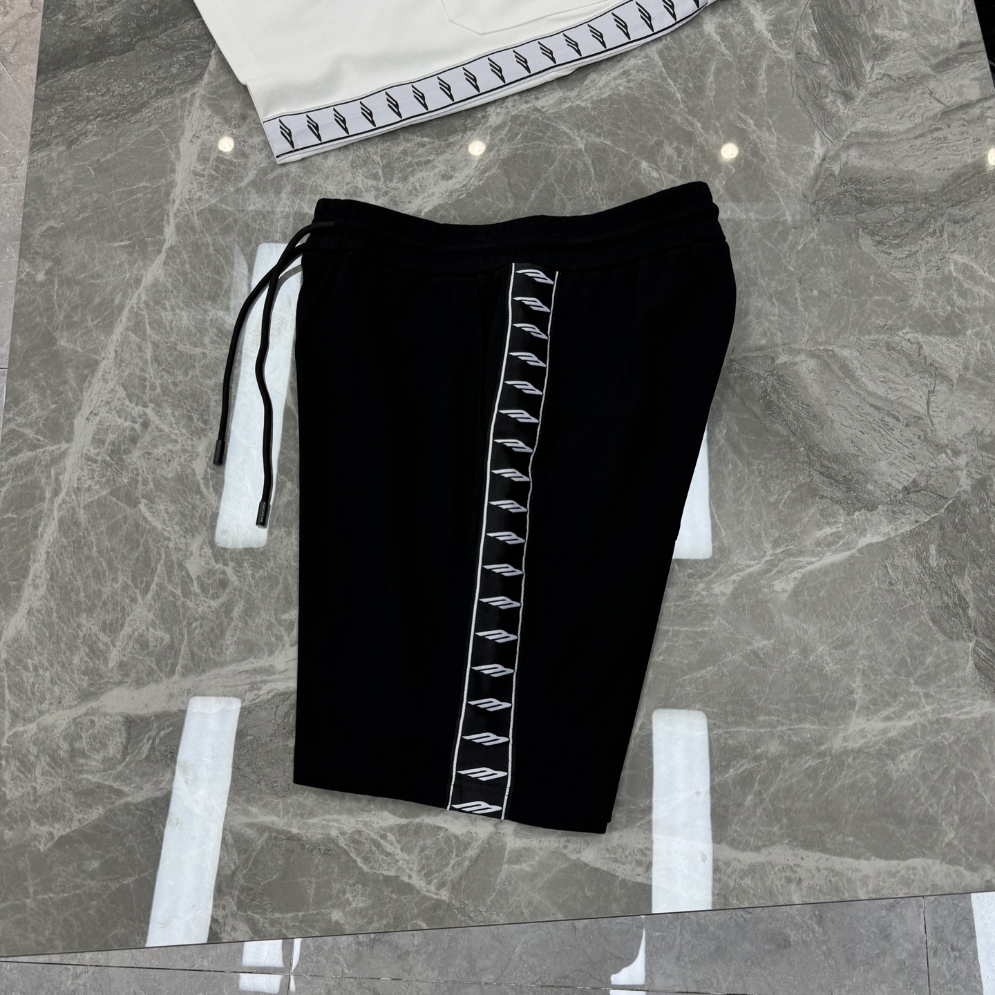 Balenciaga巴黎世家新品织带五分运动短裤.可成套搭配.侧身采用织带设计，甄选天丝面料.轻薄透气，