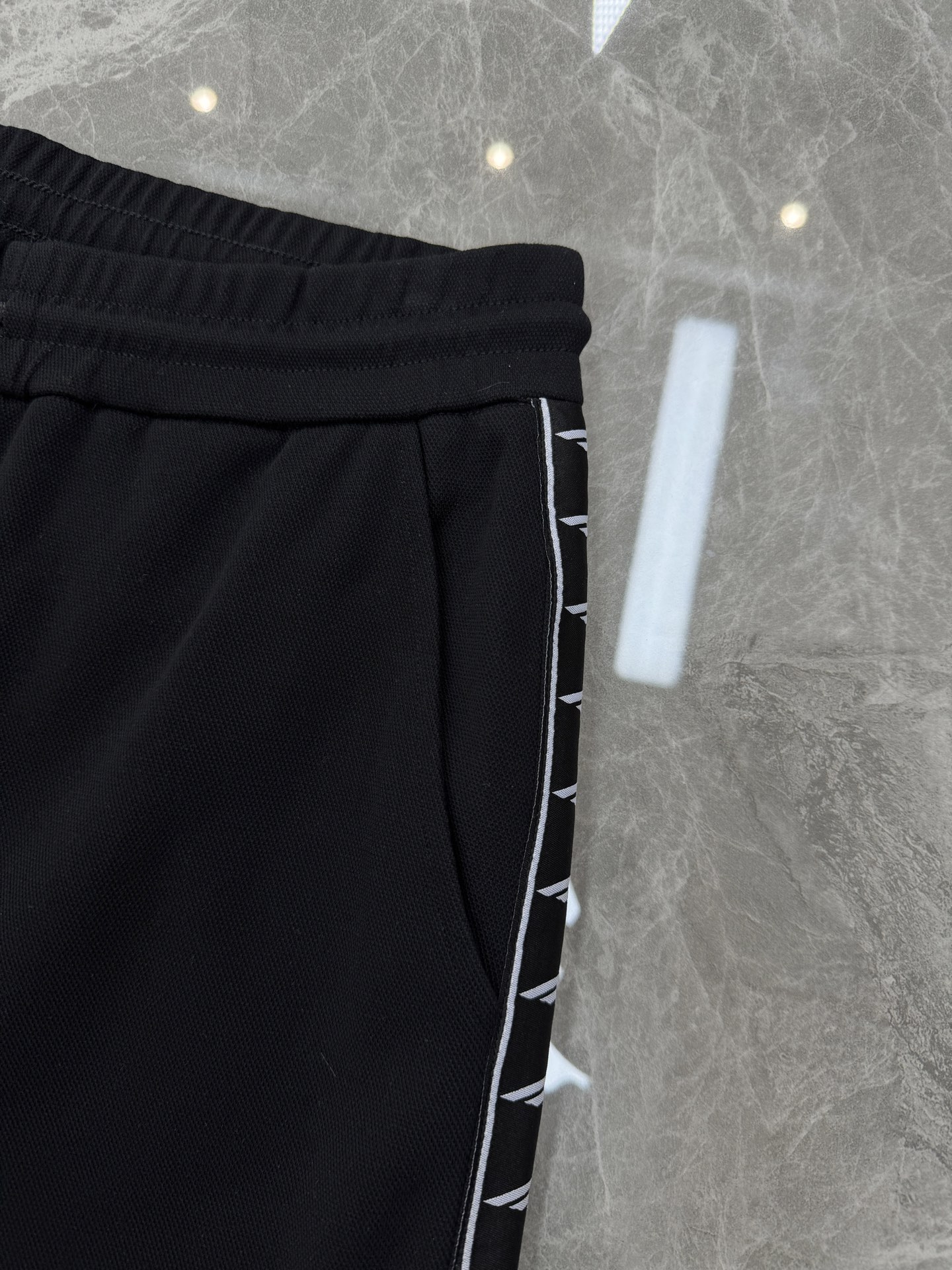 Balenciaga巴黎世家新品织带五分运动短裤.可成套搭配.侧身采用织带设计，甄选天丝面料.轻薄透气，