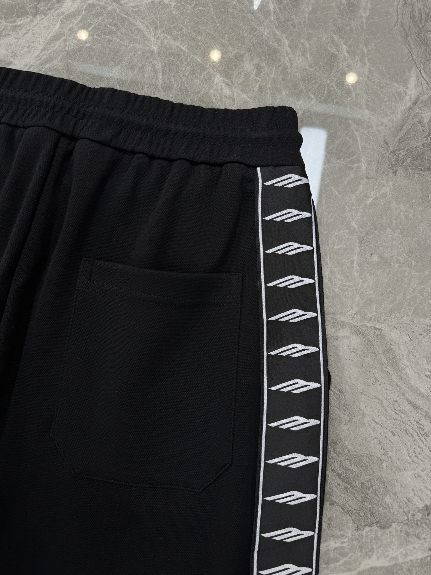 Balenciaga巴黎世家新品织带五分运动短裤.可成套搭配.侧身采用织带设计，甄选天丝面料.轻薄透气，