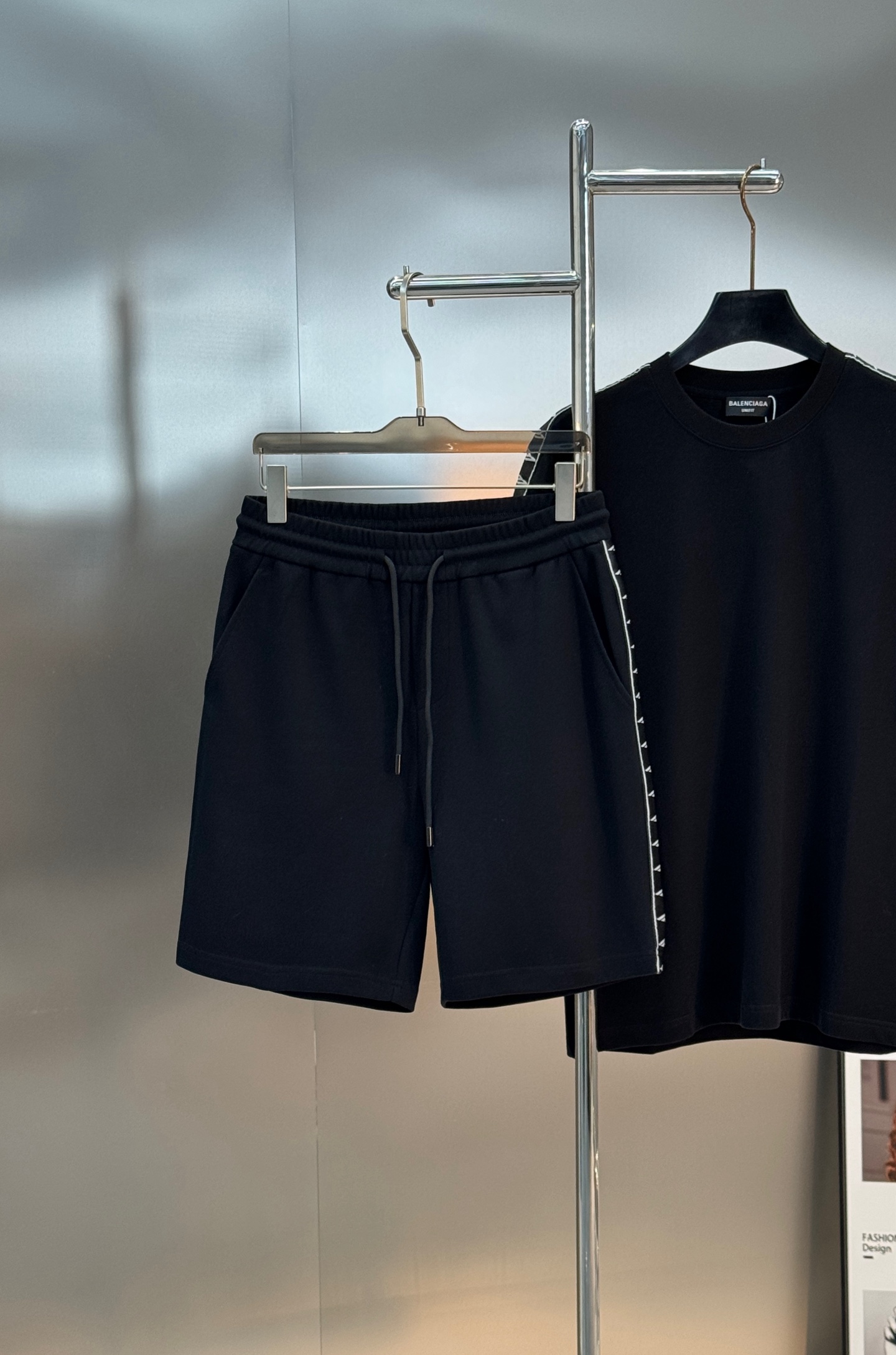 Balenciaga巴黎世家新品织带五分运动短裤.可成套搭配.侧身采用织带设计，甄选天丝面料.轻薄透气，