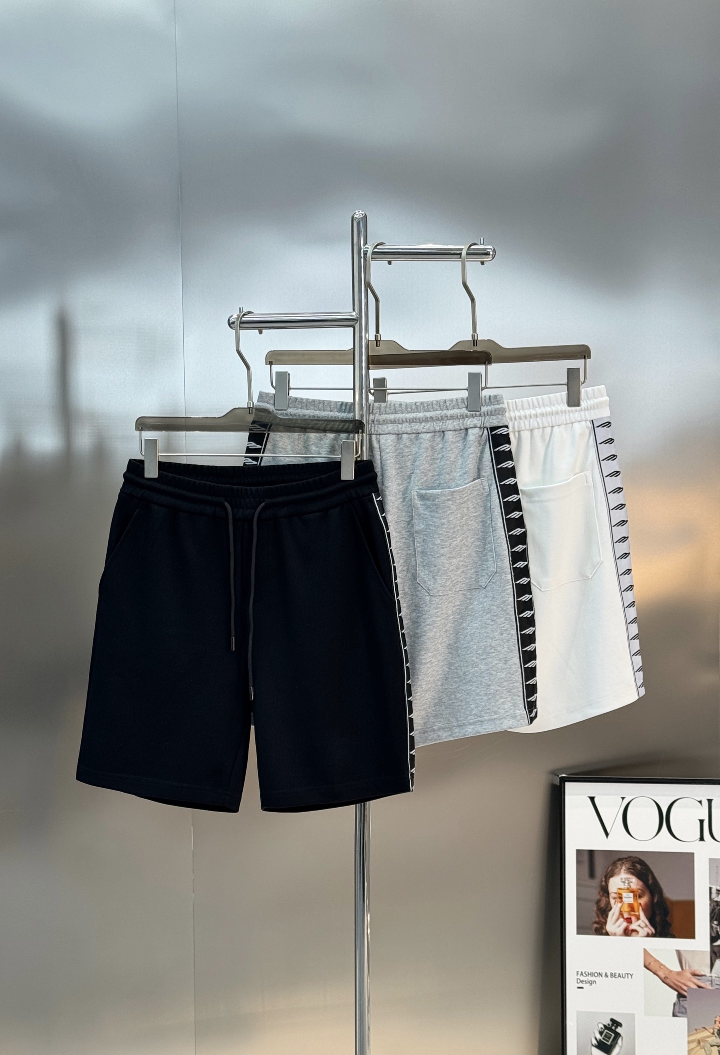 Balenciaga巴黎世家新品织带五分运动短裤.可成套搭配.侧身采用织带设计，甄选天丝面料.轻薄透气，