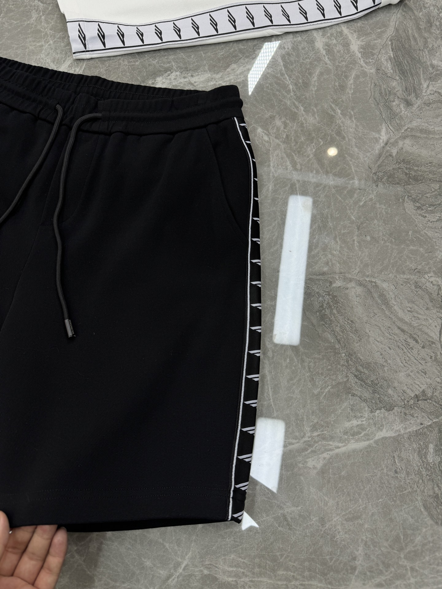 Balenciaga巴黎世家新品织带五分运动短裤.可成套搭配.侧身采用织带设计，甄选天丝面料.轻薄透气，