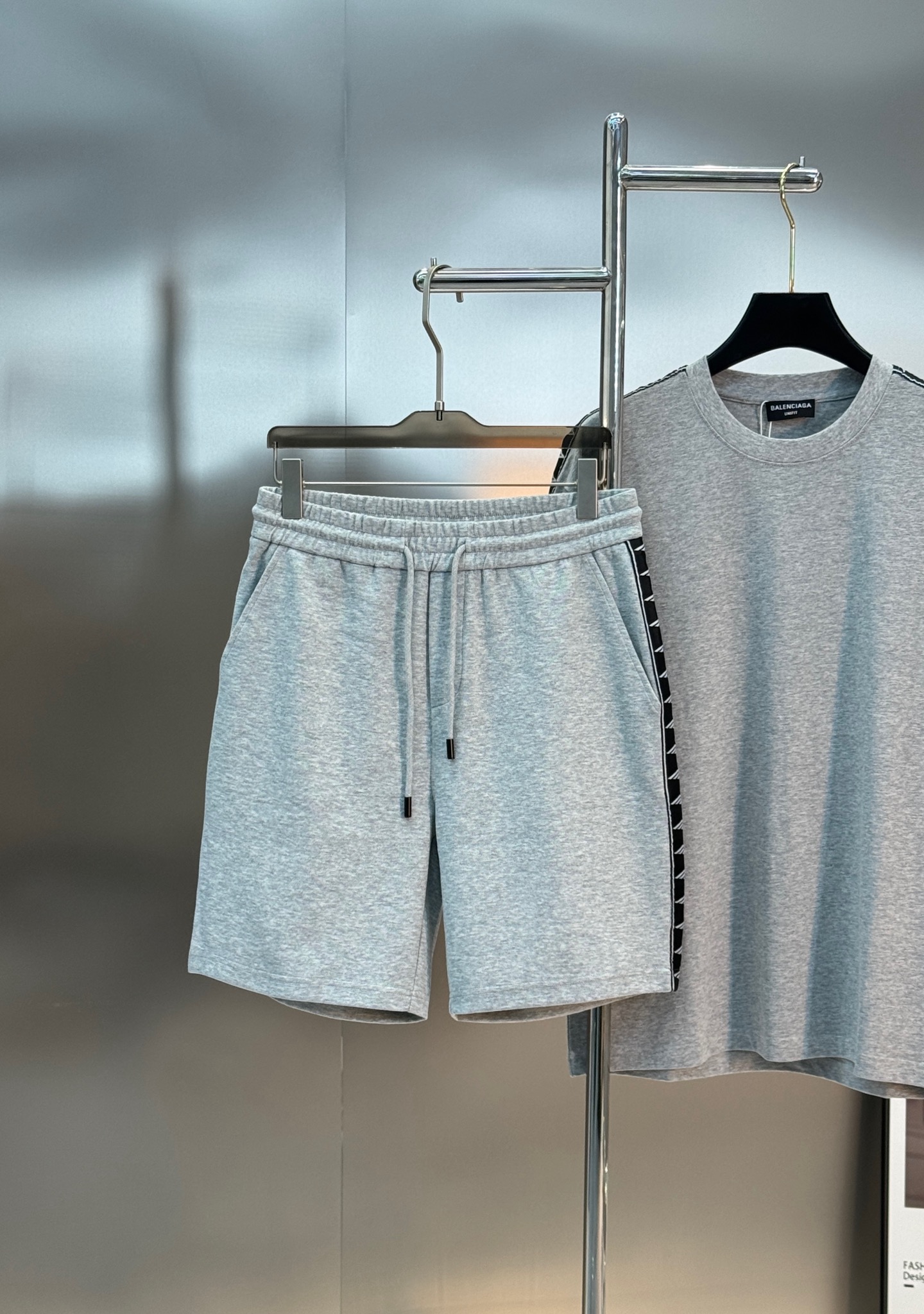 Balenciaga巴黎世家新品织带五分运动短裤.可成套搭配.侧身采用织带设计，甄选天丝面料.轻薄透气，