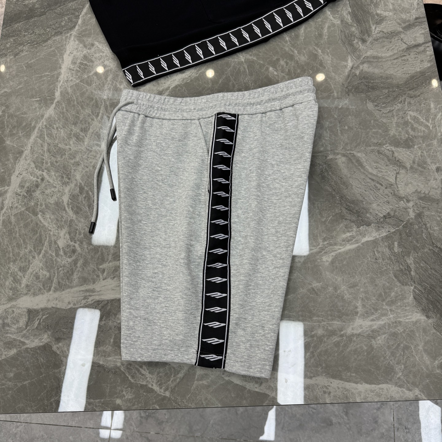 Balenciaga巴黎世家新品织带五分运动短裤.可成套搭配.侧身采用织带设计，甄选天丝面料.轻薄透气，