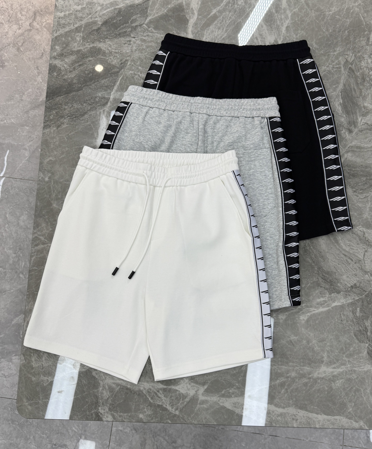 Balenciaga巴黎世家新品织带五分运动短裤.可成套搭配.侧身采用织带设计，甄选天丝面料.轻薄透气，