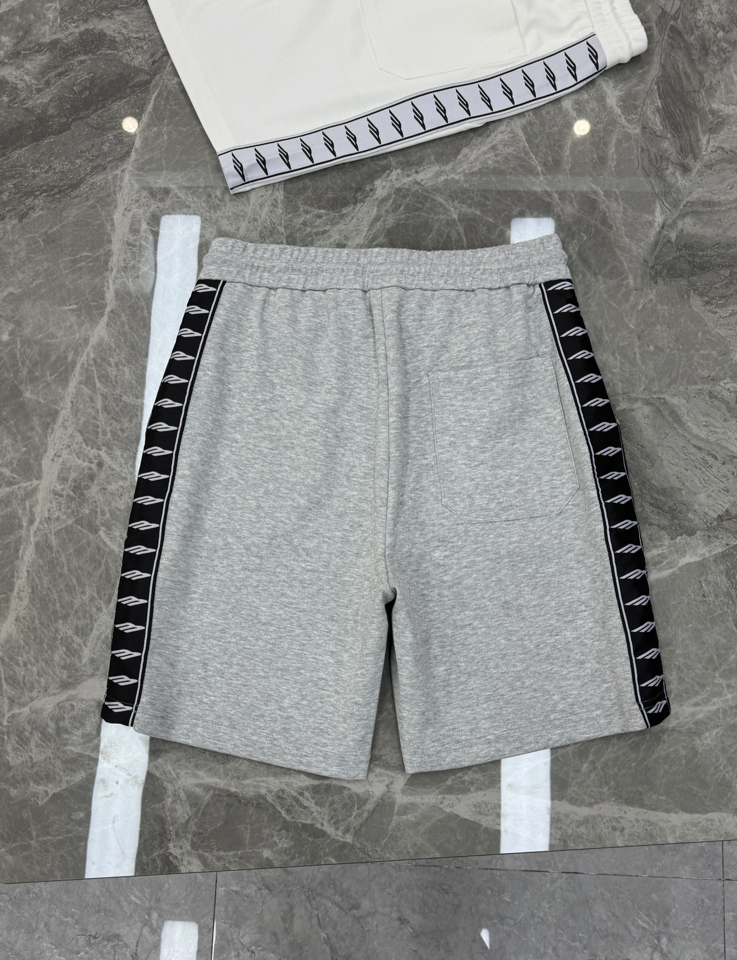 Balenciaga巴黎世家新品织带五分运动短裤.可成套搭配.侧身采用织带设计，甄选天丝面料.轻薄透气，