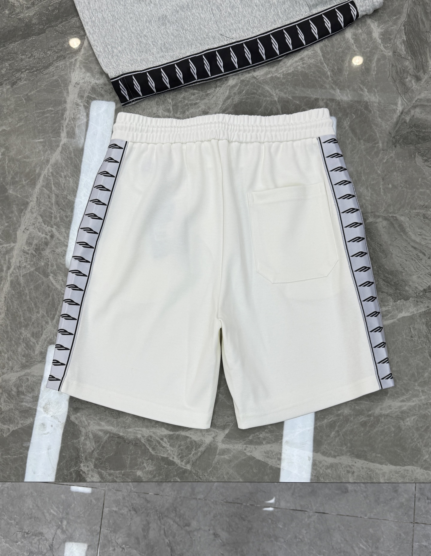 Balenciaga巴黎世家新品织带五分运动短裤.可成套搭配.侧身采用织带设计，甄选天丝面料.轻薄透气，