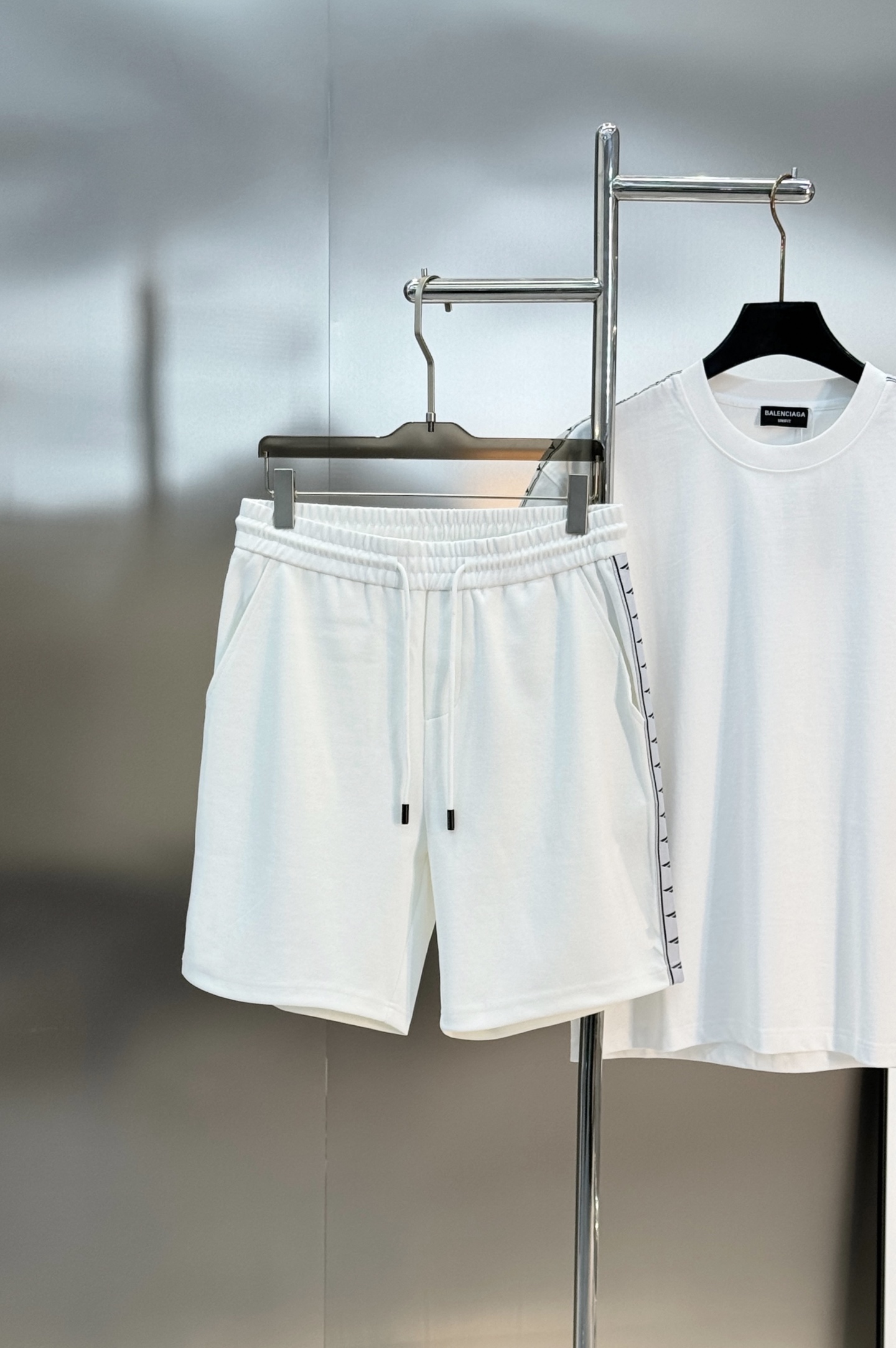 Balenciaga巴黎世家新品织带五分运动短裤.可成套搭配.侧身采用织带设计，甄选天丝面料.轻薄透气，