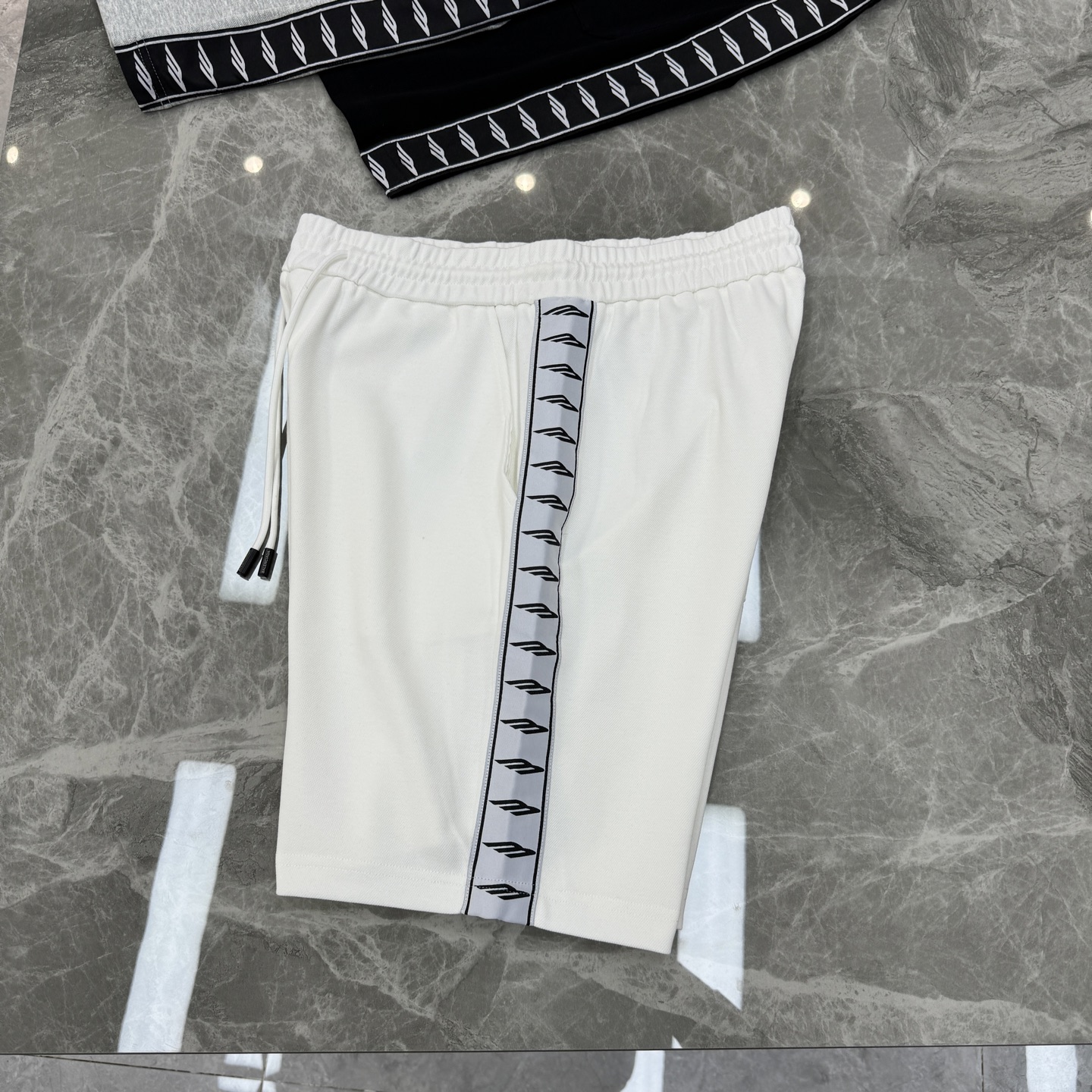 Balenciaga巴黎世家新品织带五分运动短裤.可成套搭配.侧身采用织带设计，甄选天丝面料.轻薄透气，