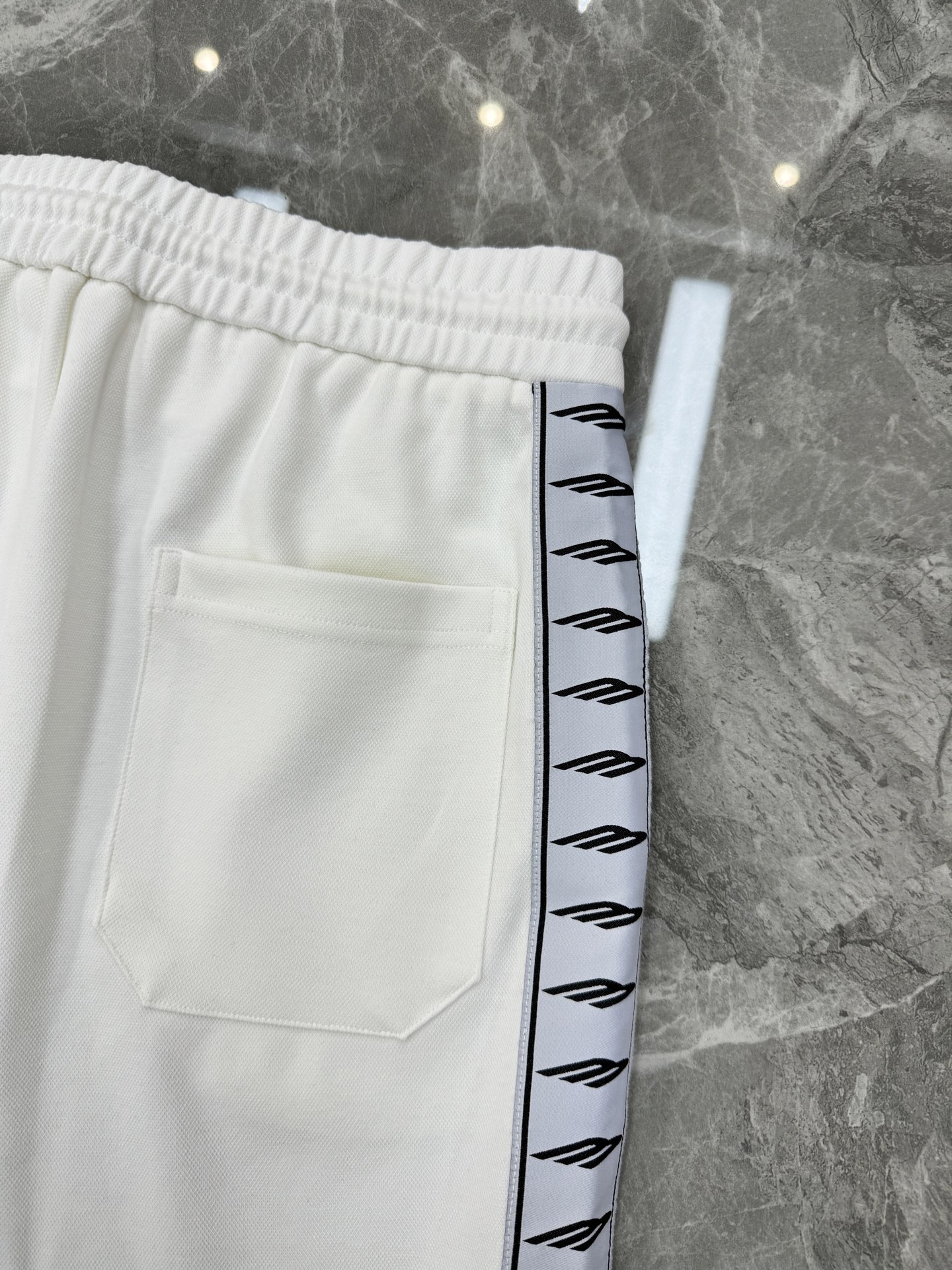 Balenciaga巴黎世家新品织带五分运动短裤.可成套搭配.侧身采用织带设计，甄选天丝面料.轻薄透气，