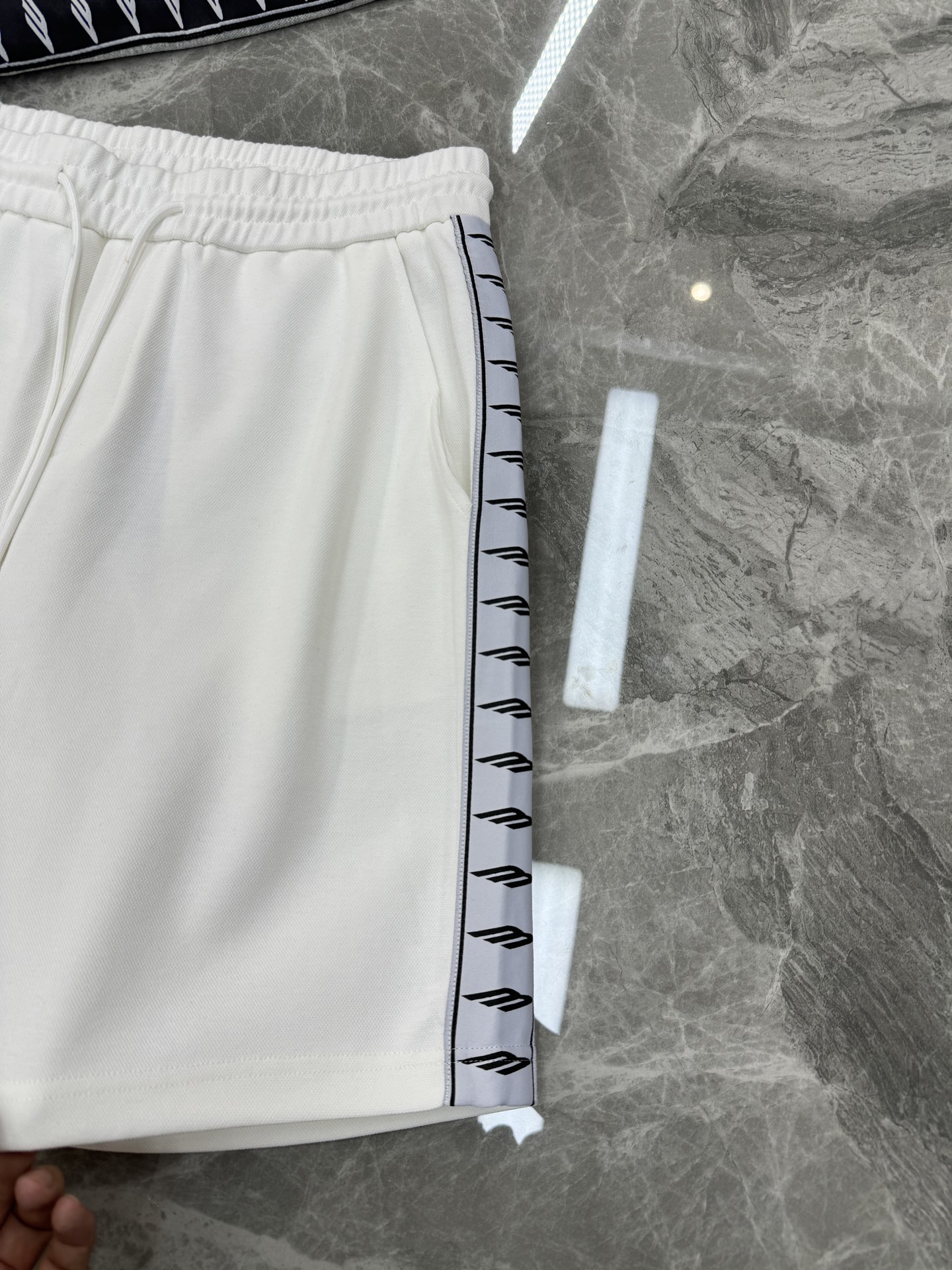 Balenciaga巴黎世家新品织带五分运动短裤.可成套搭配.侧身采用织带设计，甄选天丝面料.轻薄透气，