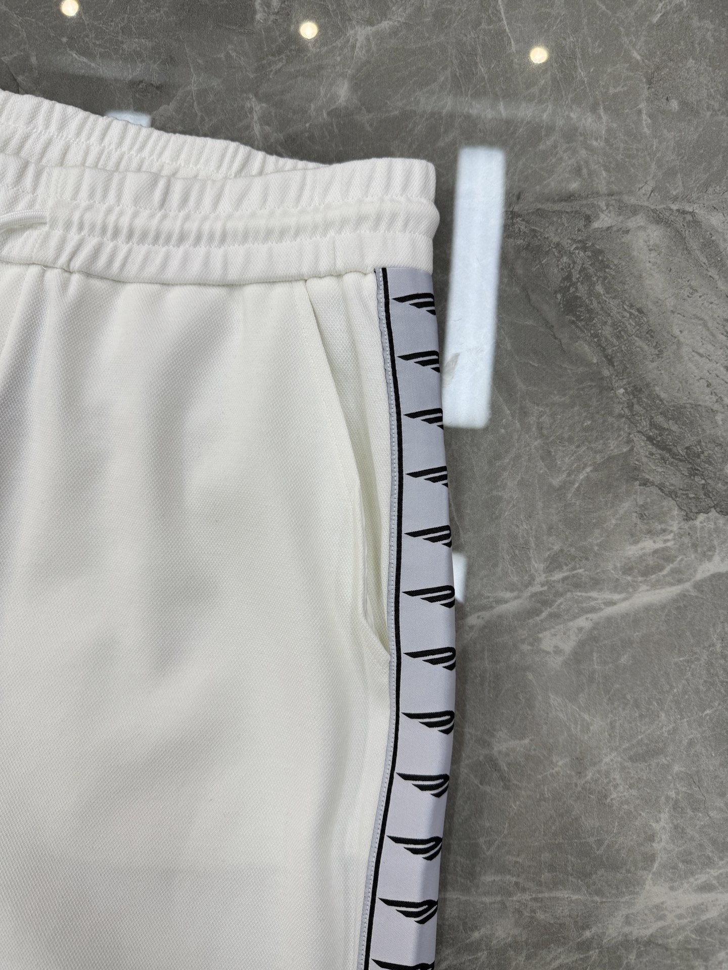 Balenciaga巴黎世家新品织带五分运动短裤.可成套搭配.侧身采用织带设计，甄选天丝面料.轻薄透气，