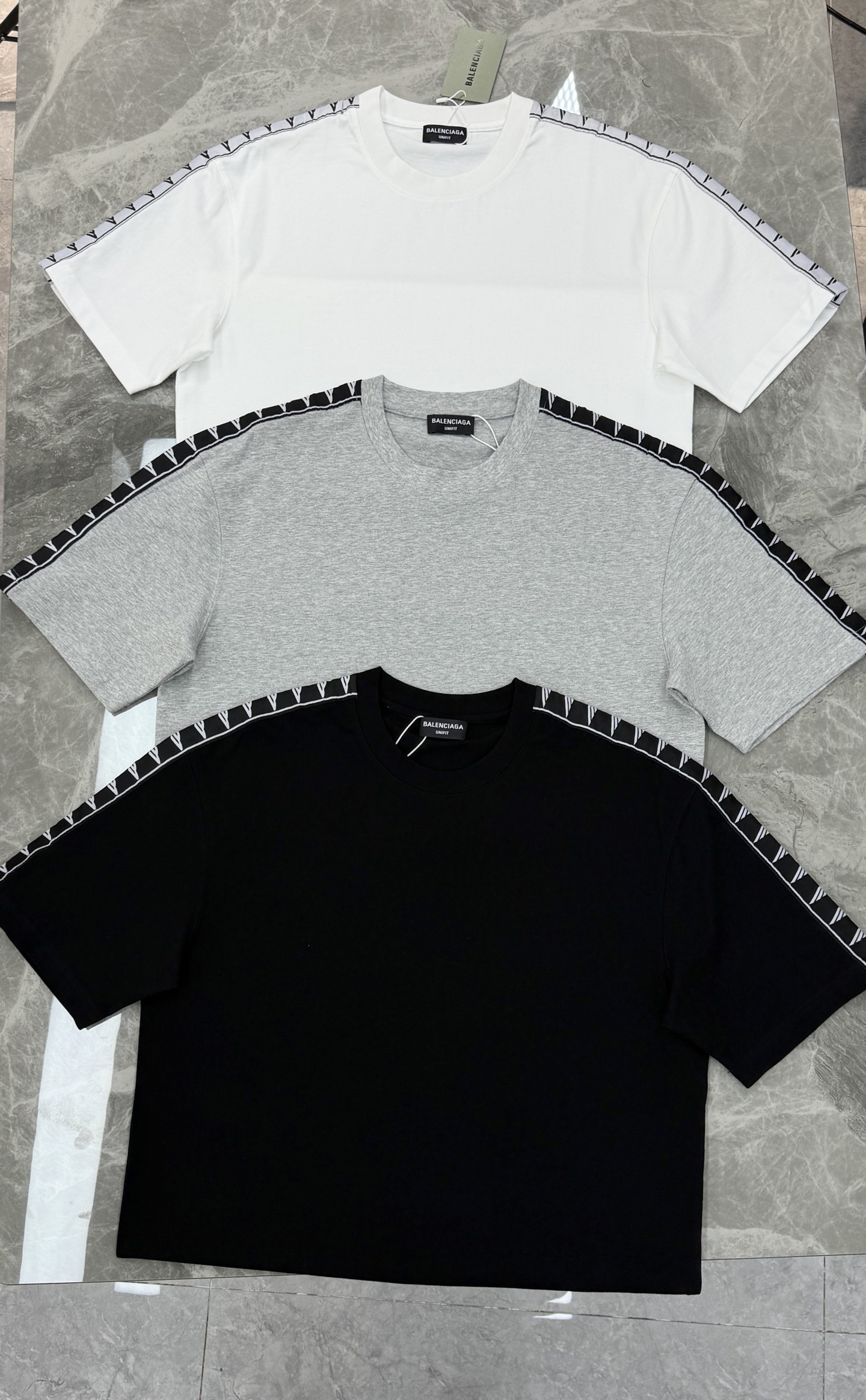 Balenciaga巴黎世家织带T恤，可成套搭配.280g棉质面料柔软透气，日常穿着超舒适!肩部字母织带