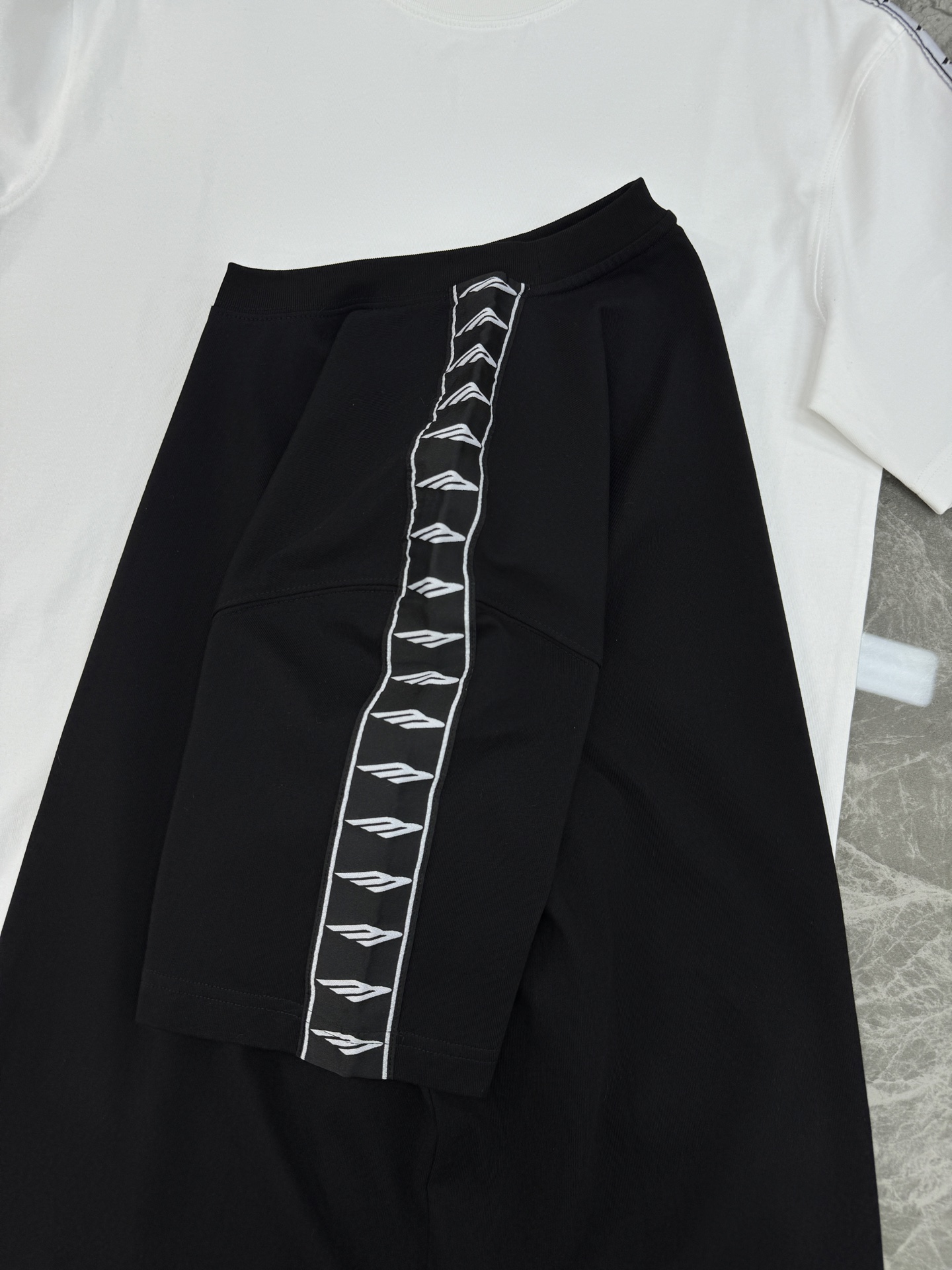 Balenciaga巴黎世家织带T恤，可成套搭配.280g棉质面料柔软透气，日常穿着超舒适!肩部字母织带