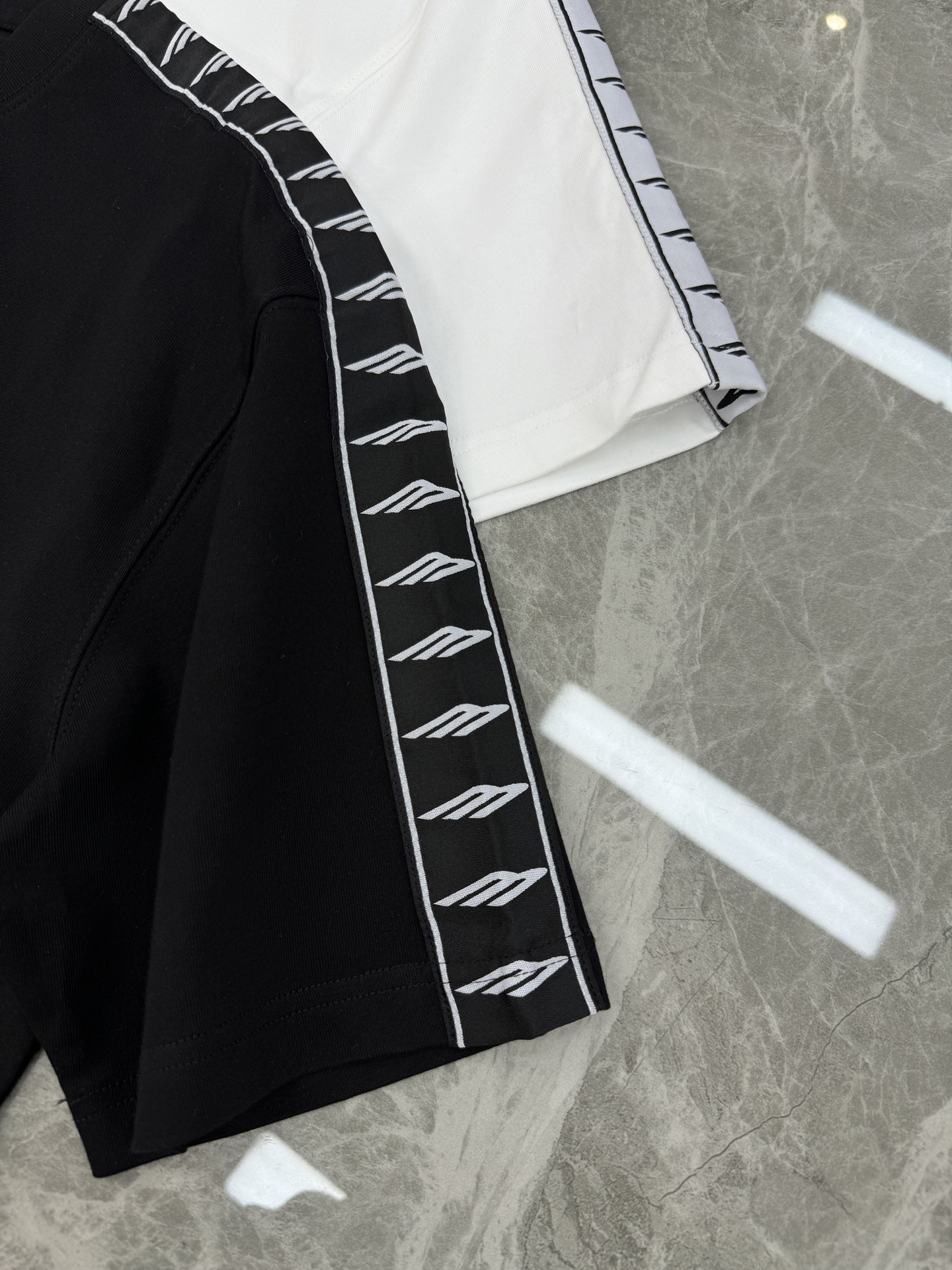 Balenciaga巴黎世家织带T恤，可成套搭配.280g棉质面料柔软透气，日常穿着超舒适!肩部字母织带