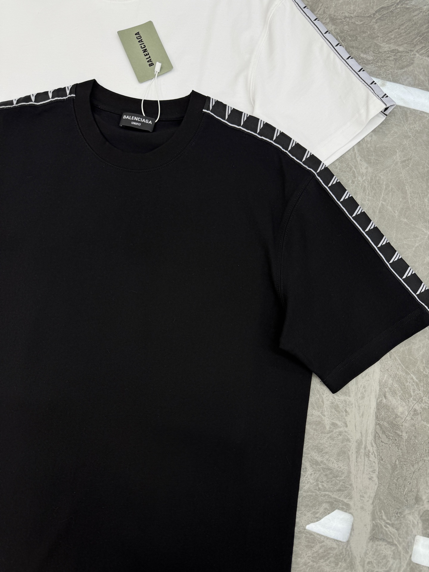 Balenciaga巴黎世家织带T恤，可成套搭配.280g棉质面料柔软透气，日常穿着超舒适!肩部字母织带