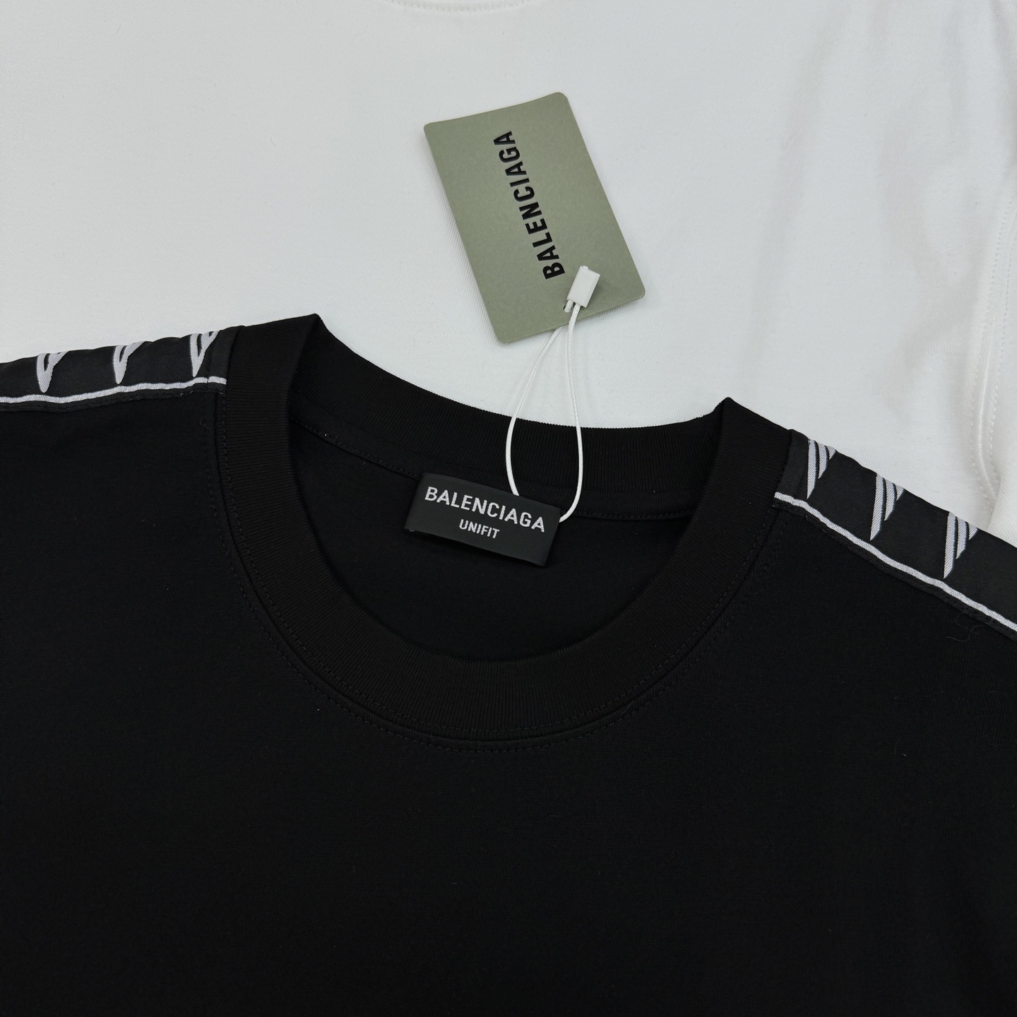 Balenciaga巴黎世家织带T恤，可成套搭配.280g棉质面料柔软透气，日常穿着超舒适!肩部字母织带