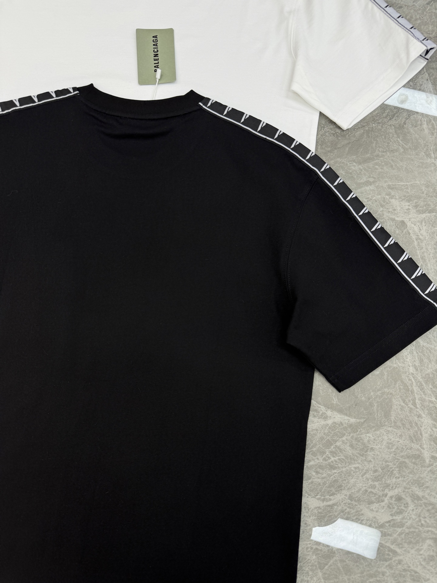 Balenciaga巴黎世家织带T恤，可成套搭配.280g棉质面料柔软透气，日常穿着超舒适!肩部字母织带