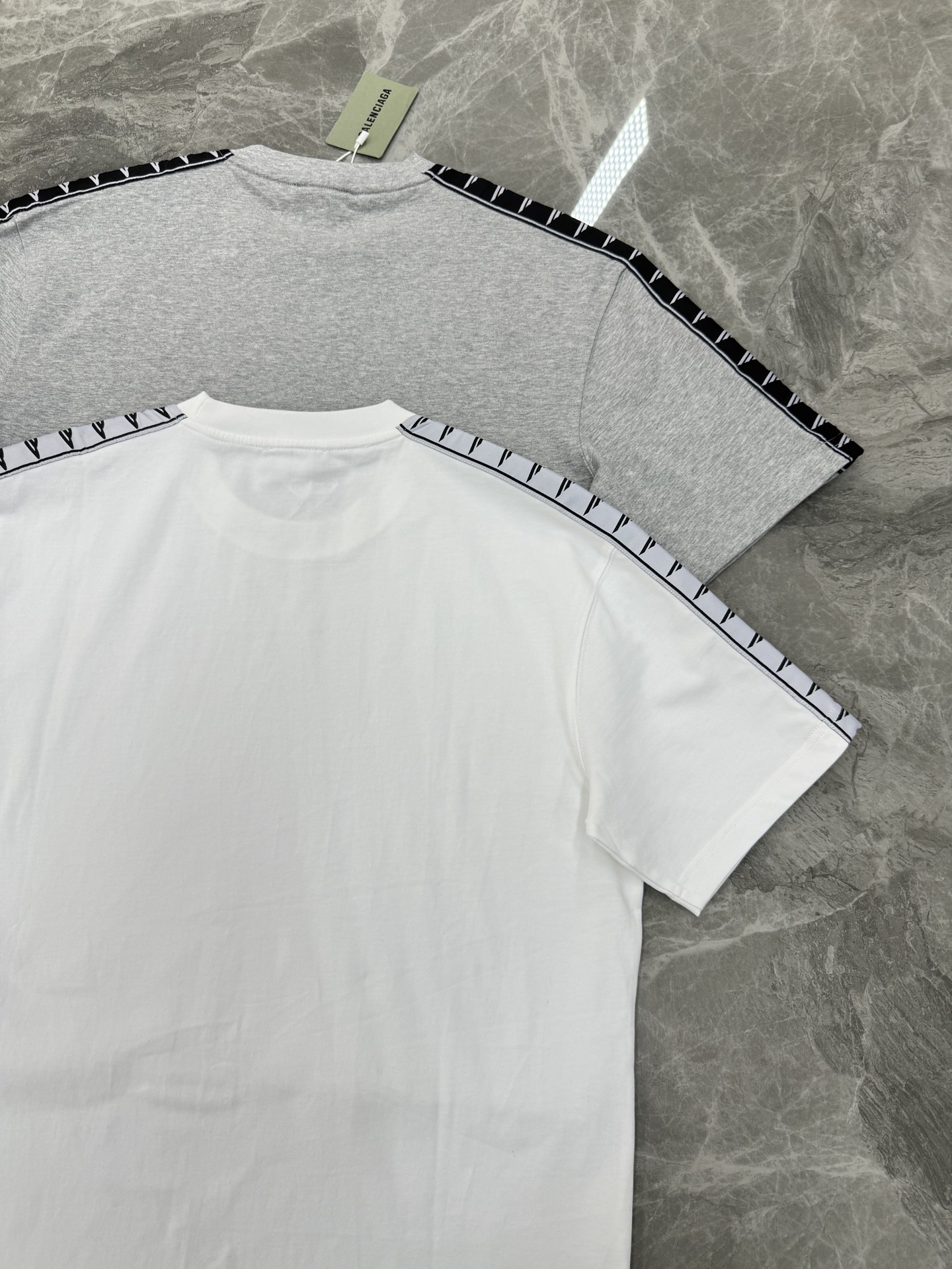 Balenciaga巴黎世家织带T恤，可成套搭配.280g棉质面料柔软透气，日常穿着超舒适!肩部字母织带